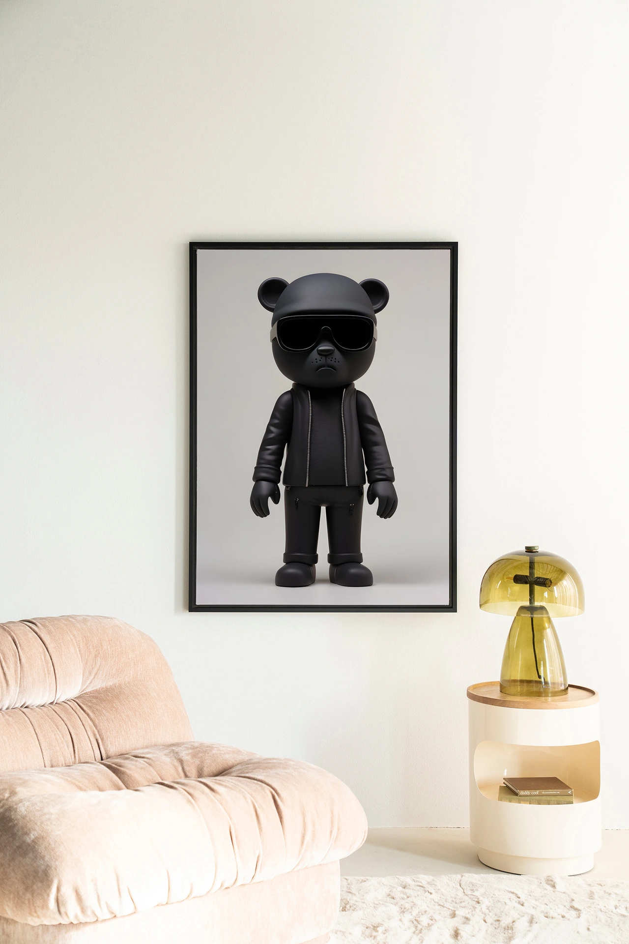 Wandteppich Security Bear - Urban Cotton in einem modernen Wohnzimmer mit beigem Sessel und einer Designlampe