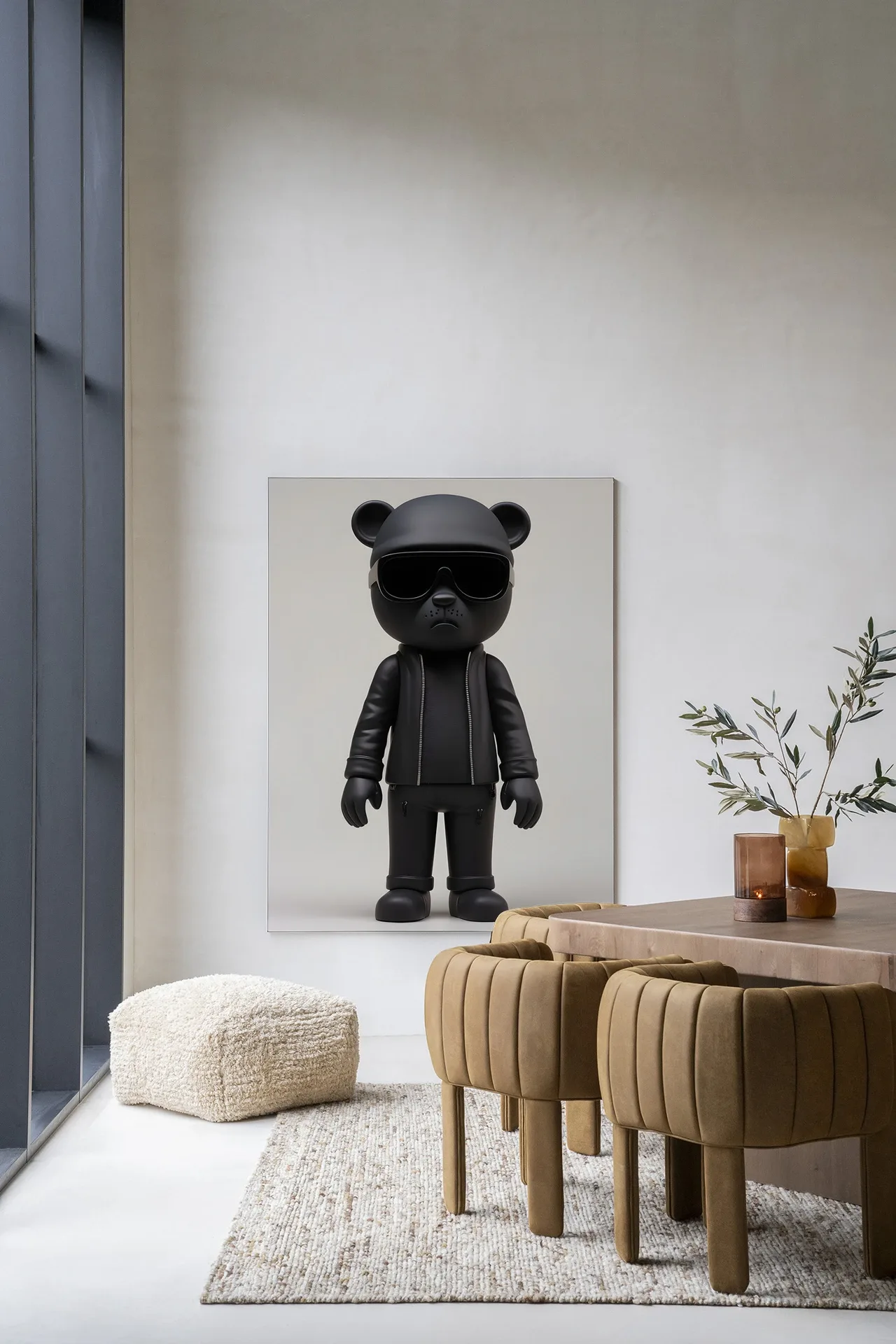 Wandteppich Security Bear - Urban Cotton in einem modernen Wohnzimmer mit einem Pouf und Stühlen