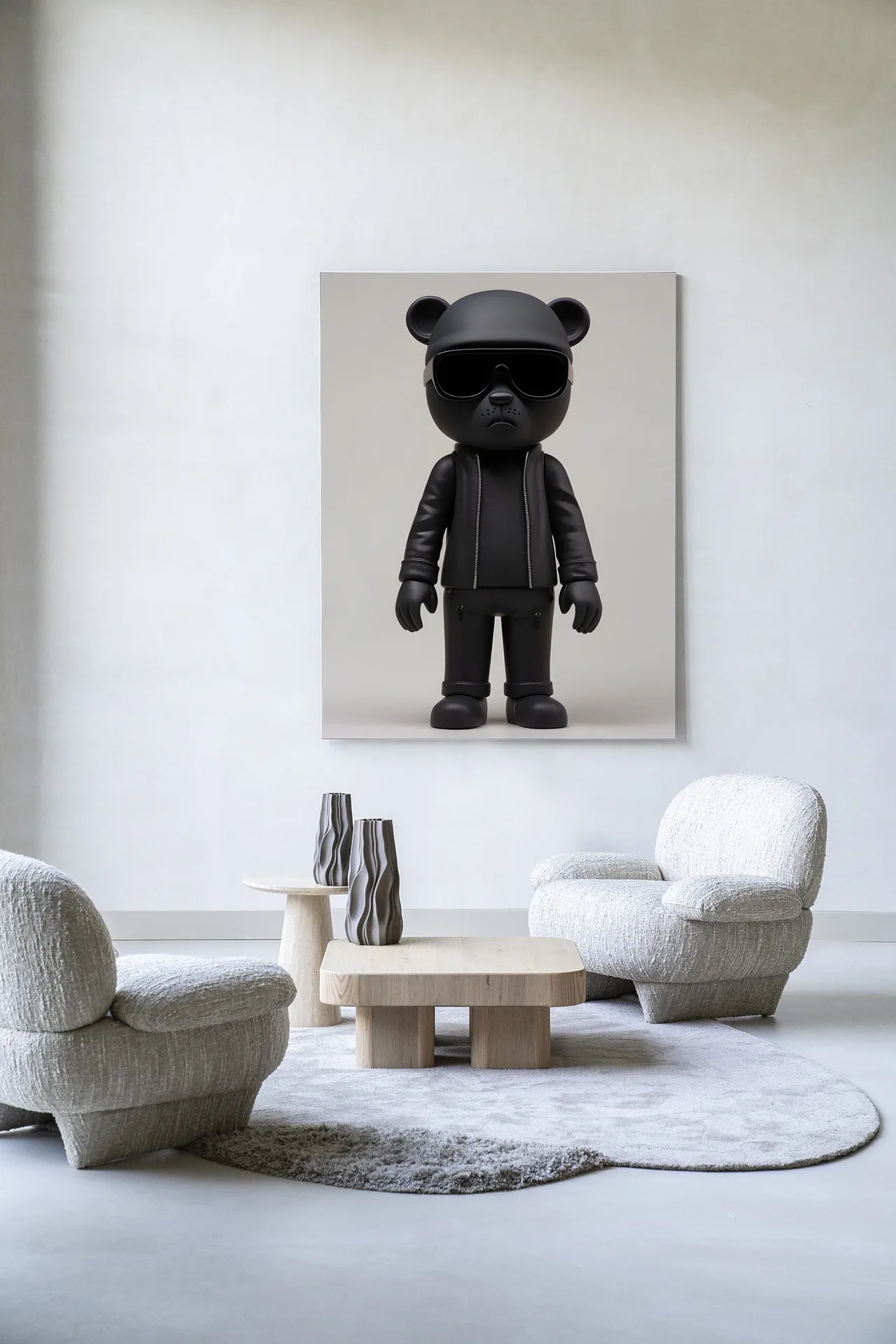 Wandteppich Security Bear in einem modernen Wohnzimmer mit zwei Sesseln und Couchtischen - Urban Cotton