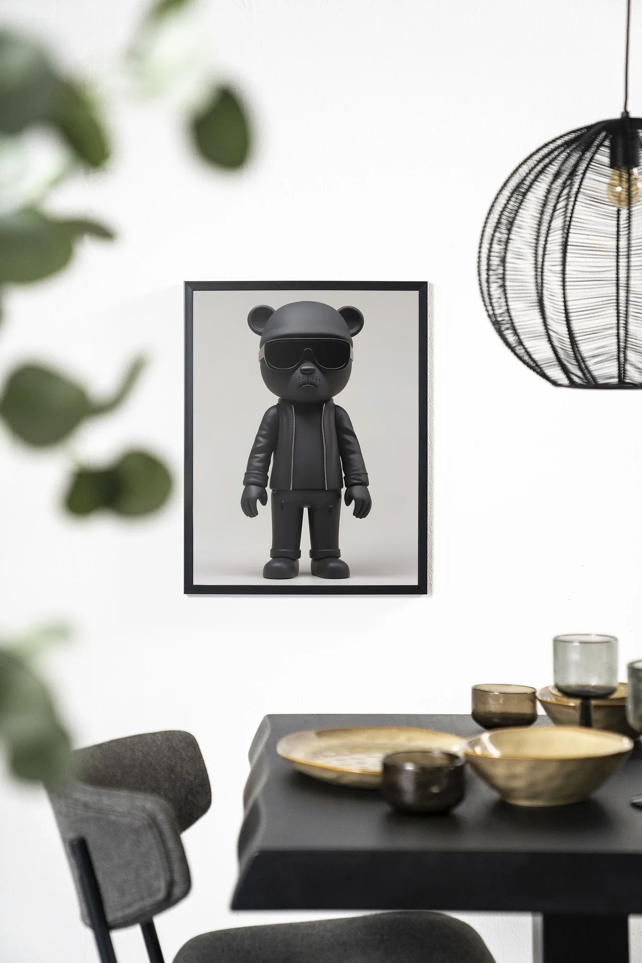 Ein gerahmter Wandteppich Security Bear hängt an einer weißen Wand über einem schwarzen Tisch mit goldenem Geschirr - Urban Cotton