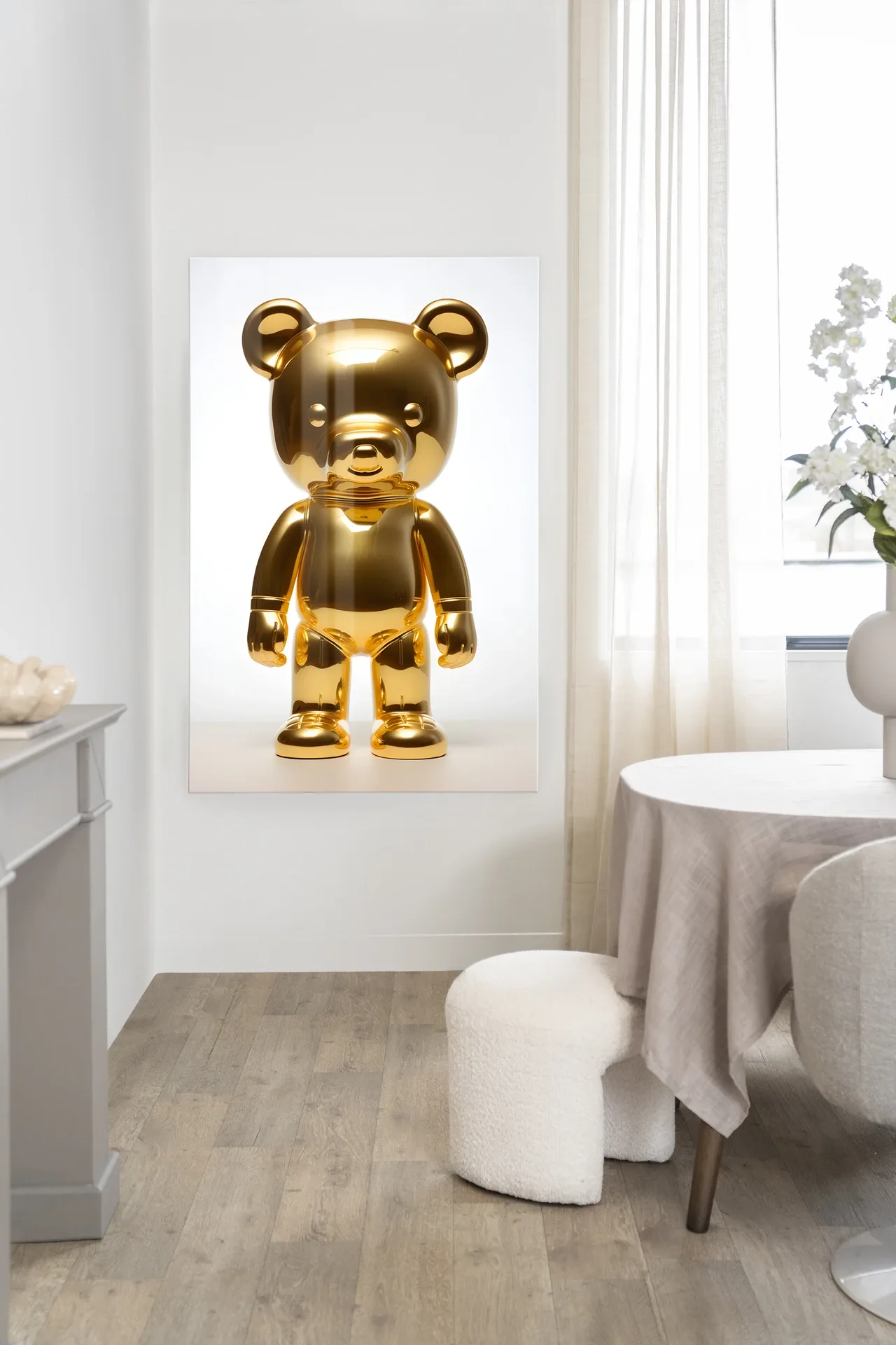 Wandteppich Golden Teddybear in einem hellen Wohnzimmer mit Esstisch und einem weißen Hocker - Urban Cotton