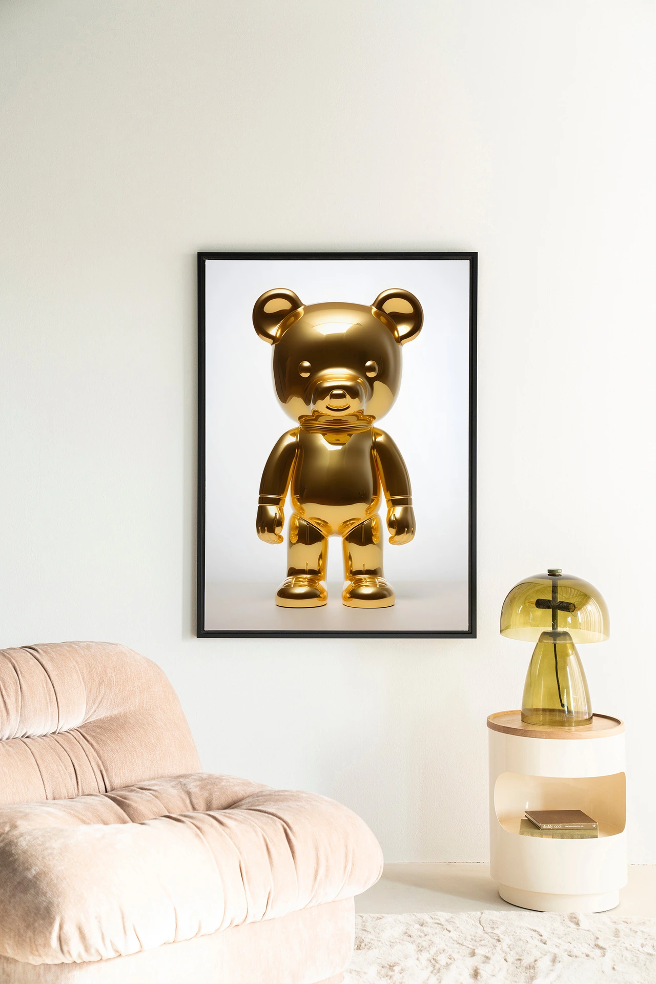 Wandteppich Golden Teddybear - Urban Cotton hängt in einem Wohnzimmer über einem beigefarbenen Sessel und neben einem Beistelltisch mit Lampe