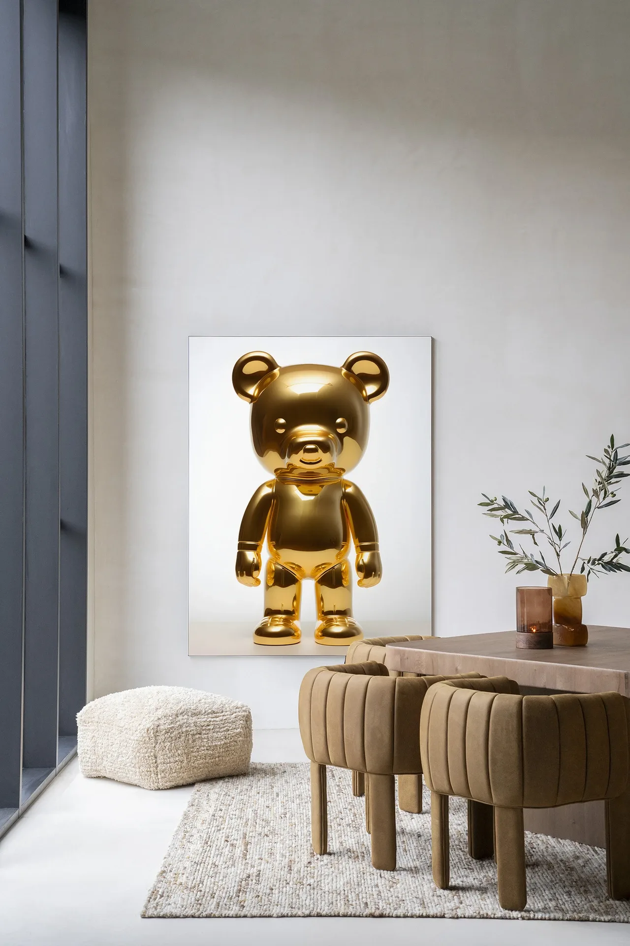 Wandteppich Golden Teddybear - Urban Cotton in einem modernen Wohnzimmer mit beigen Möbeln und einem Teppich
