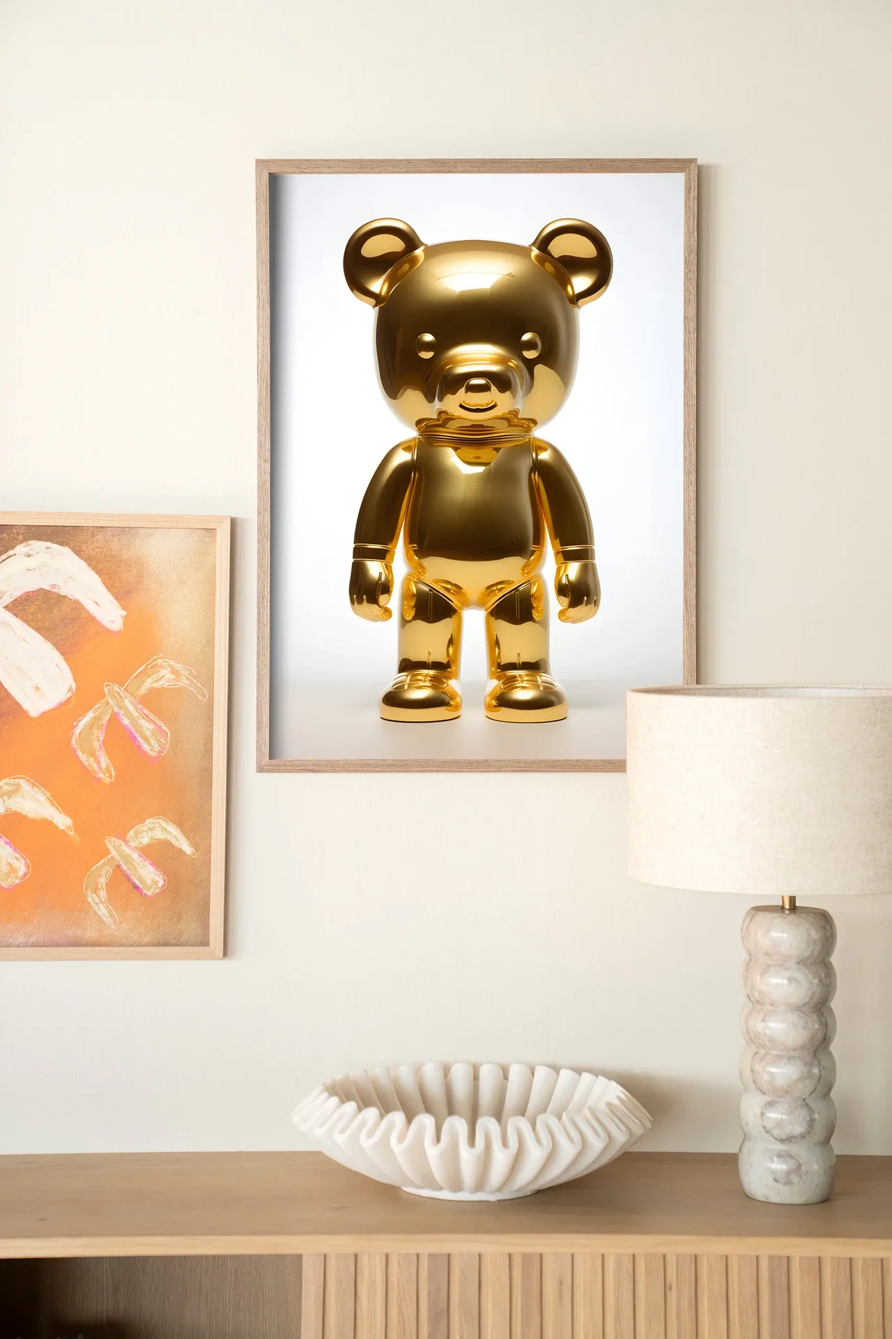 Wandteppich Golden Teddybear - Urban Cotton hängt über einem Holzschrank mit Dekoration
