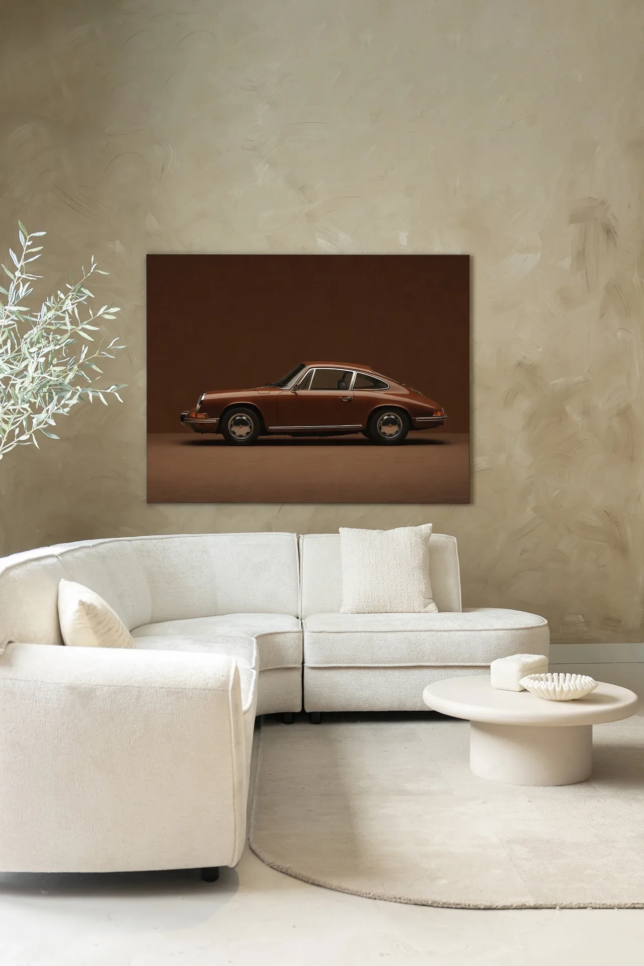 Wandteppich Brown Porsche - Urban Cotton hängt über einem weißen Sofa in einem modernen Wohnzimmer