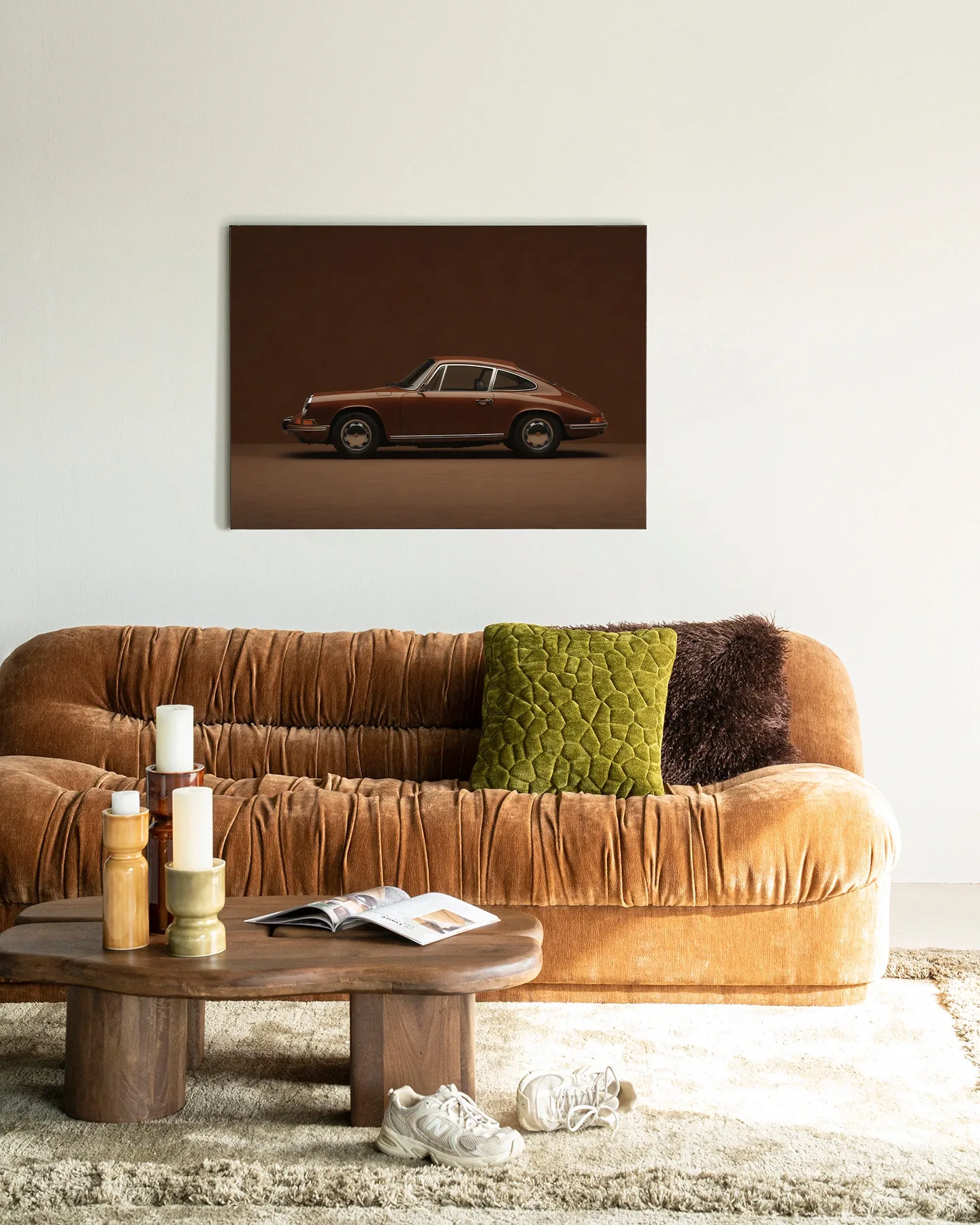 Wandteppich Brown Porsche - Urban Cotton hängt über einem braunen Sofa mit Kissen und einem Couchtisch