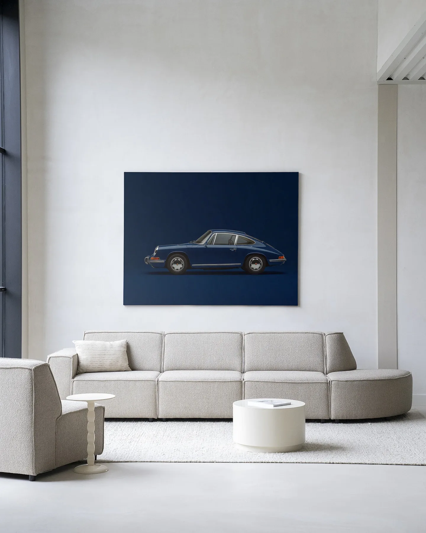 Wandteppich Blue Porsche - Urban Cotton in einem modernen Wohnzimmer über einem beigefarbenen Sofa