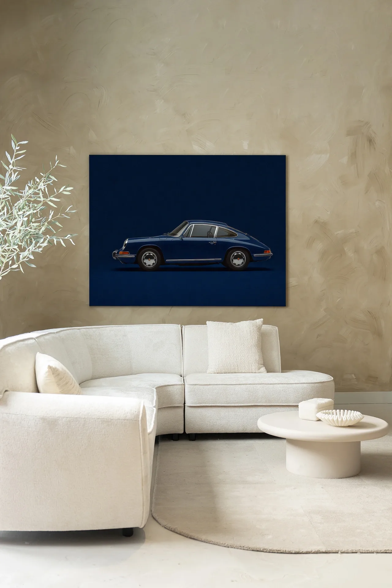 Wandteppich Blue Porsche - Urban Cotton hängt über einem weißen Ecksofa in einem modernen Wohnzimmer