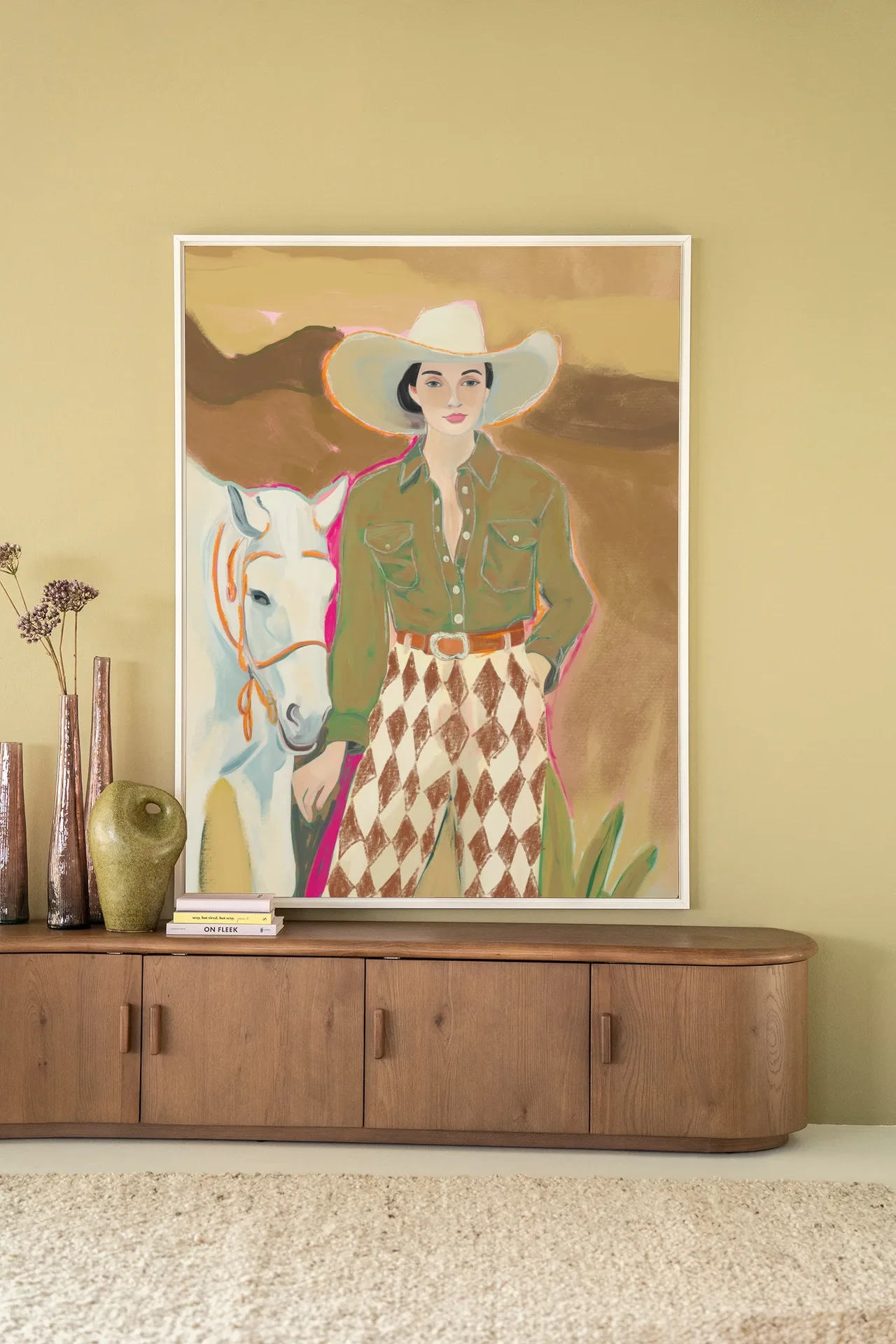 Wandteppich Cowgirl 3 - Urban Cotton hängt über einem Holzbuffet mit Vasen und Büchern