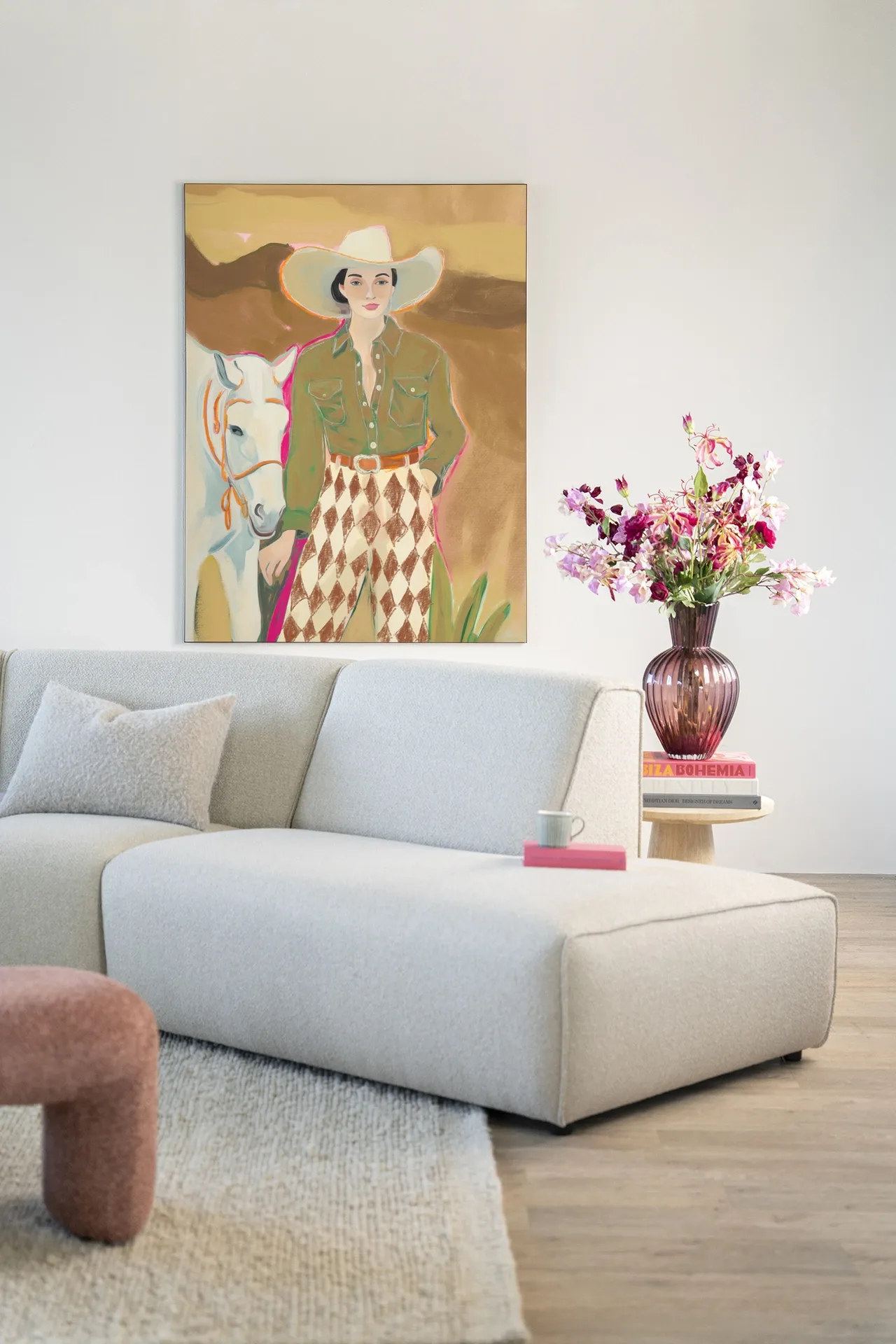 Wandteppich Cowgirl 3 - Urban Cotton hängt über einem hellen Sofa in einem modernen Wohnzimmer