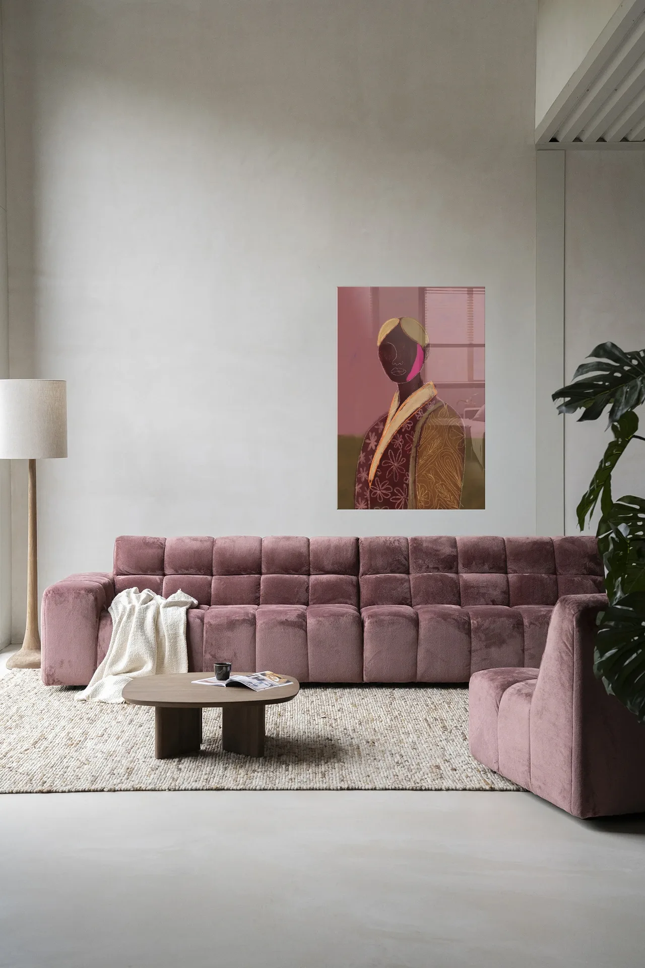 Wandteppich Silhouette Lady 10 - Urban Cotton hängt über einem rosa Sofa in einem modernen Wohnzimmer