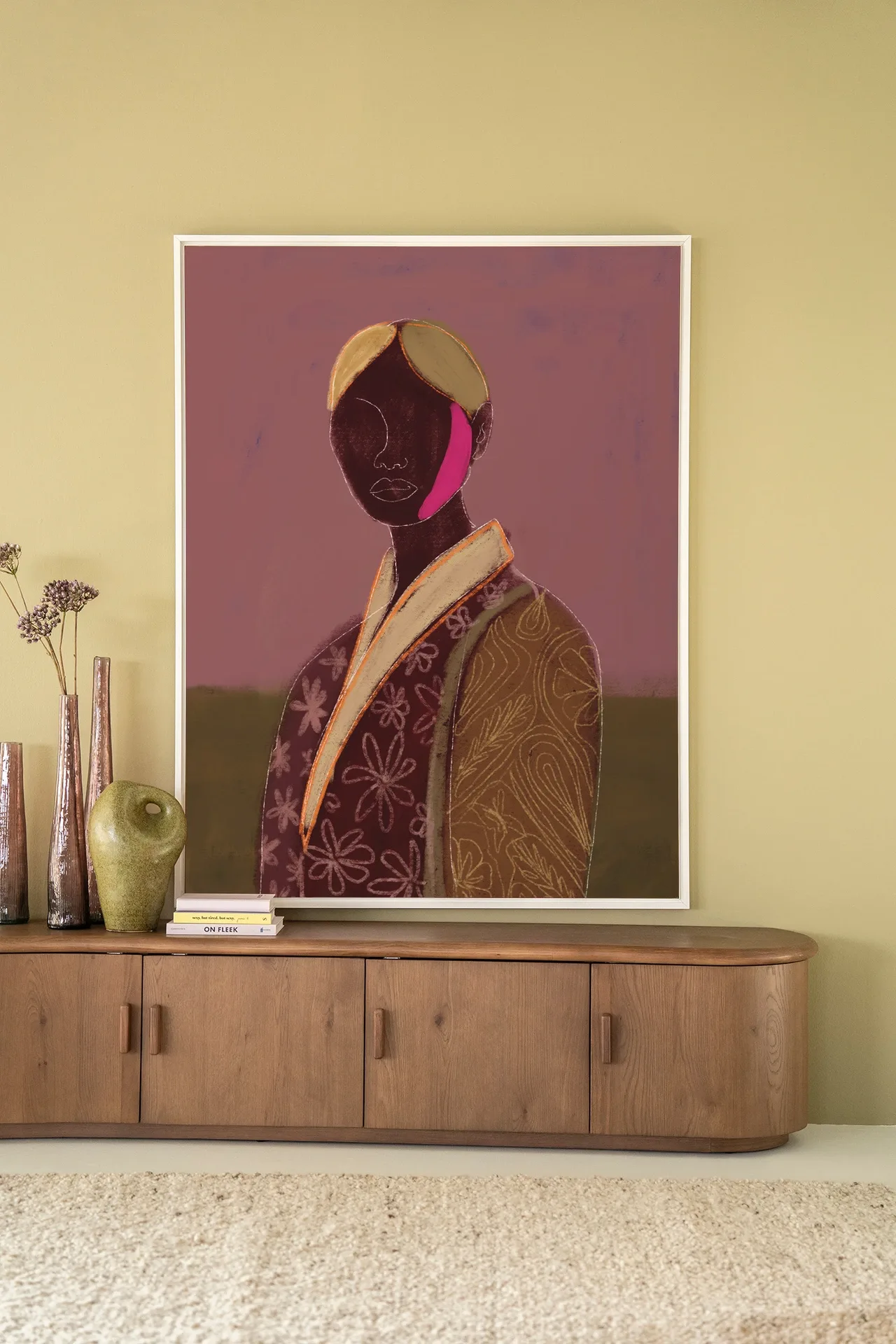 Wandteppich Silhouette Lady 10 - Urban Cotton in einem Wohnzimmer über einem Sideboard aus Holz mit Vasen