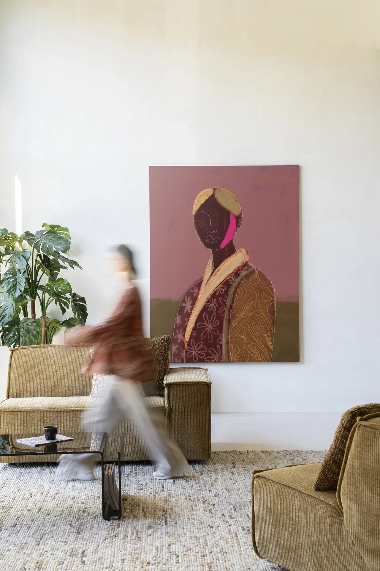 Wandteppich Silhouette Lady 10 - Urban Cotton in einem hellen Wohnzimmer mit einer Person in Bewegung