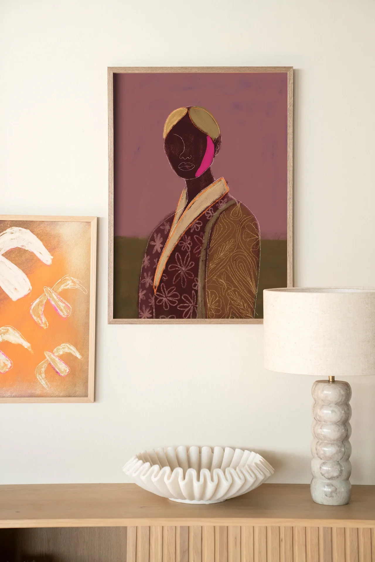 Wandteppich Silhouette Lady 10 - Urban Cotton hängt an einer hellen Wand über einem Sideboard aus Holz