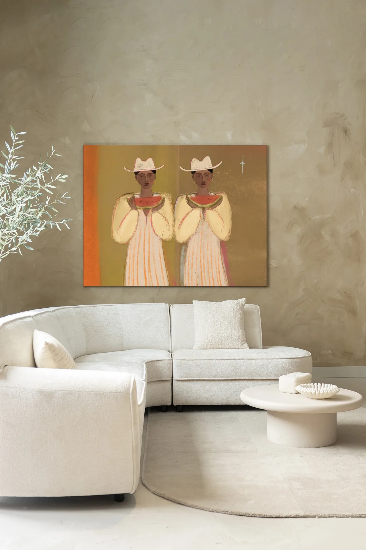 Wandteppich Watermelon Girl hängt über einem weißen Sofa in einem modernen Wohnzimmer - Urban Cotton