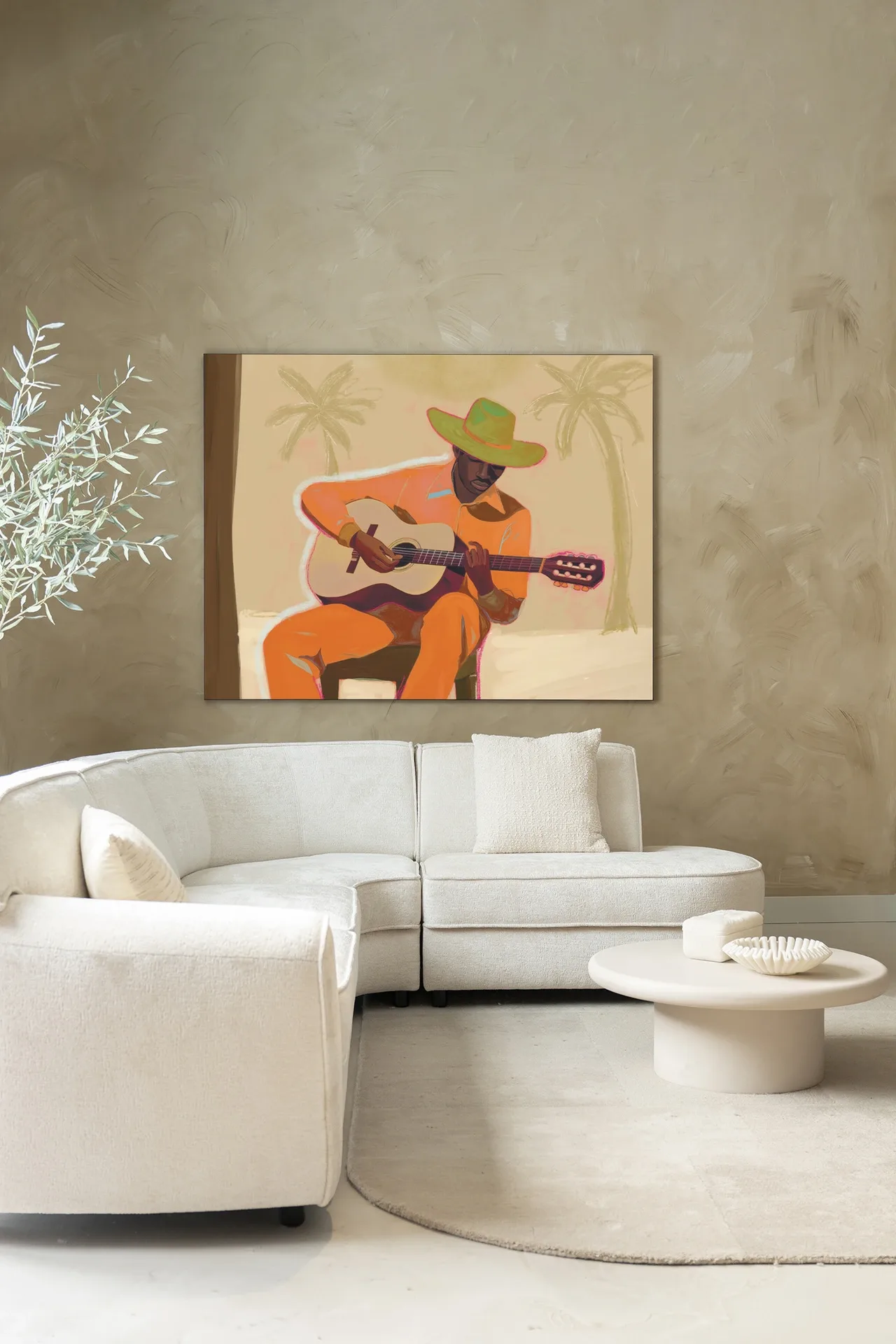 Wandteppich Musician 2 - Urban Cotton hängt über einem cremefarbenen Sofa und Couchtisch in einem Wohnzimmer