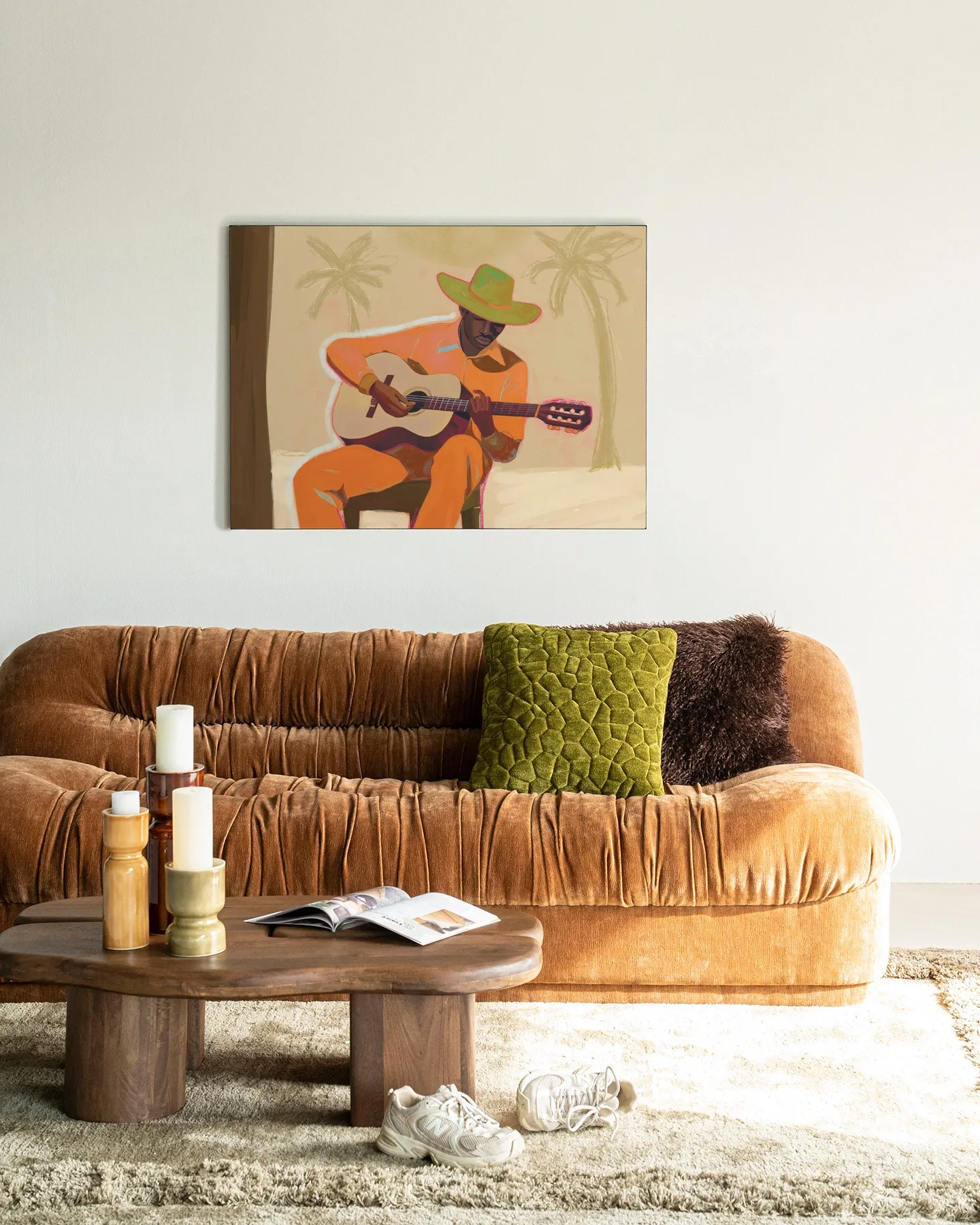 Wandteppich Musician 2 - Urban Cotton hängt über einem braunen Sofa mit Kissen und einem Couchtisch