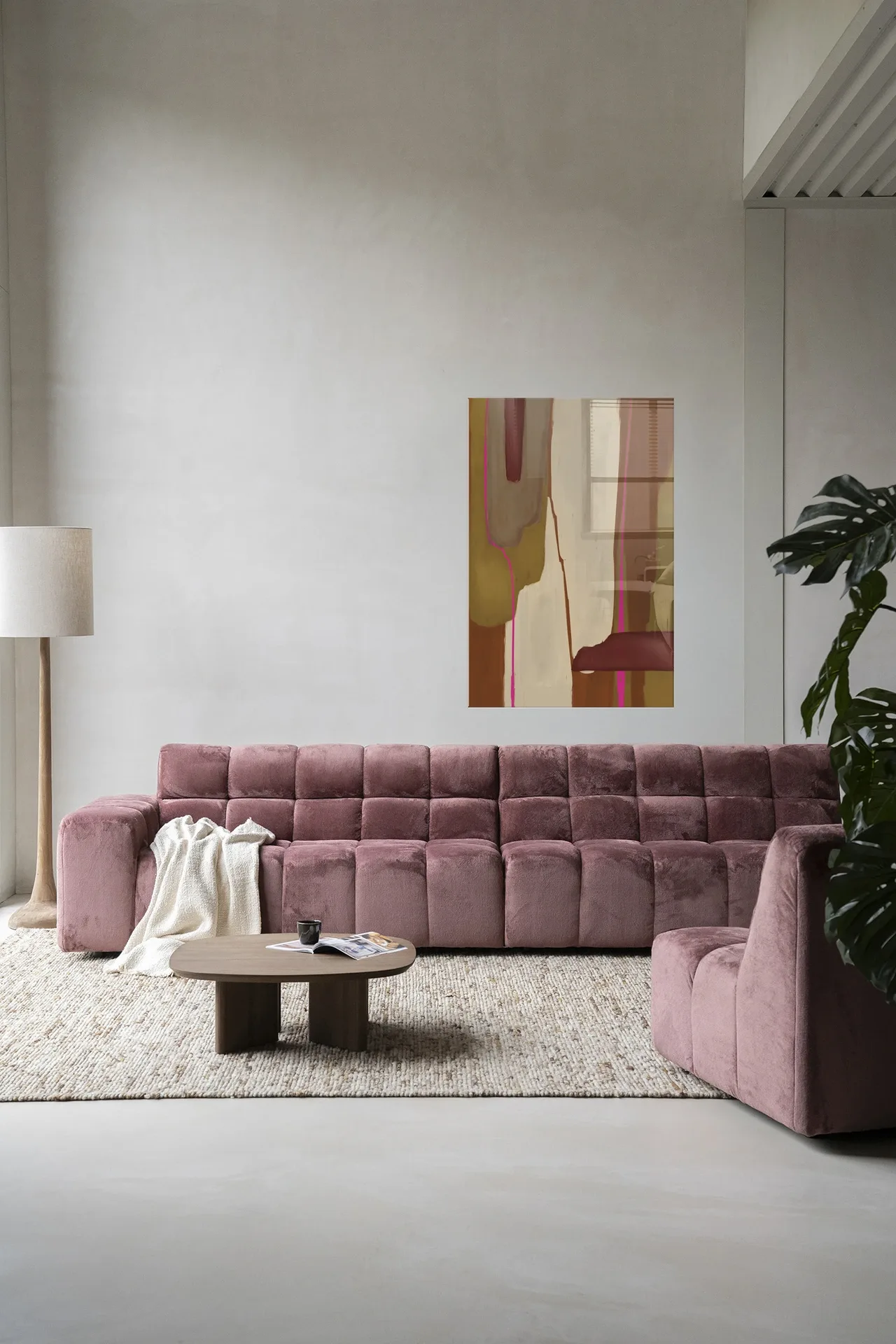 Wandteppich Zafra - Urban Cotton hängt über einem rosa Sofa in einem modernen Wohnzimmer