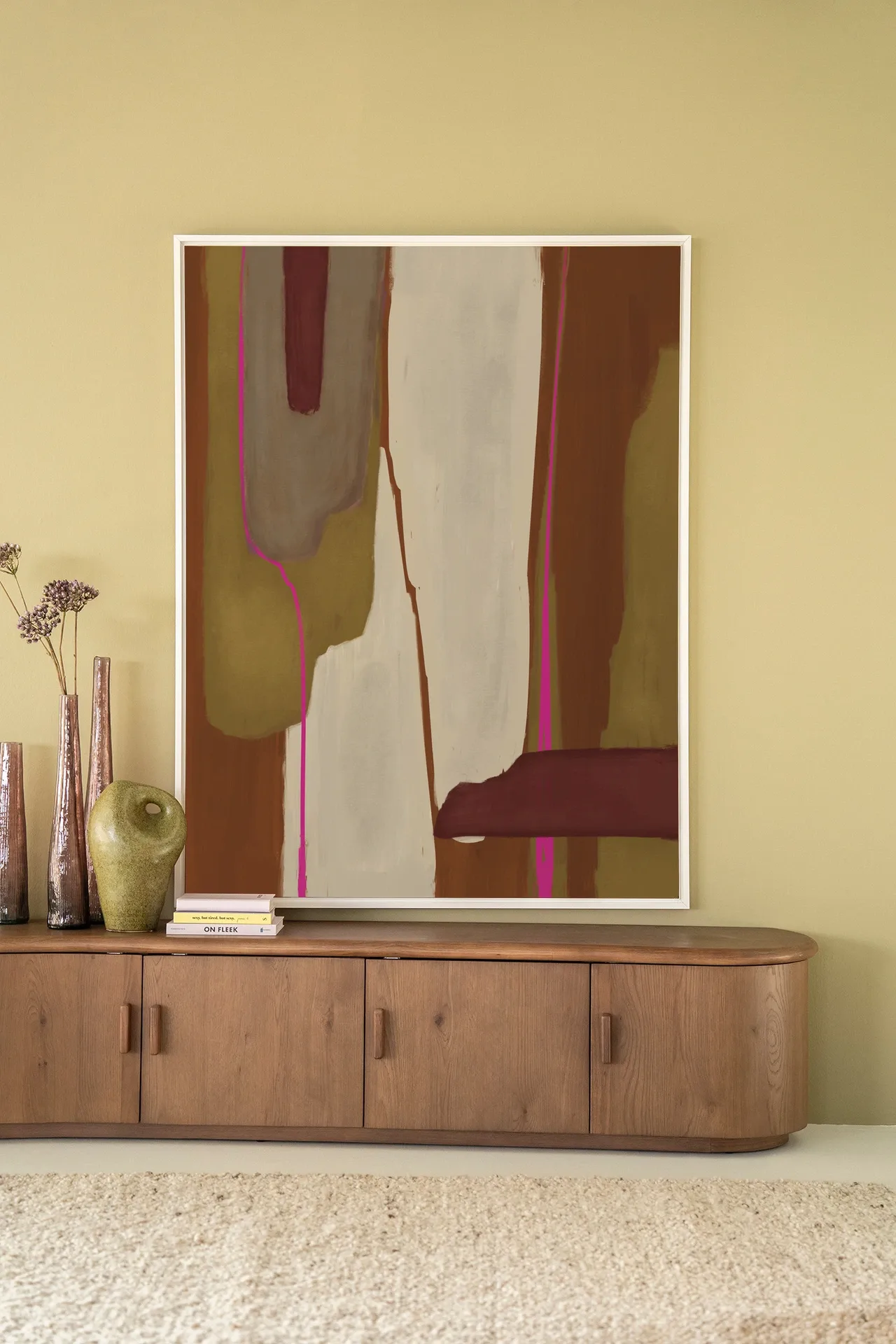 Wandteppich Zafra - Urban Cotton hängt über einem Holz Sideboard mit Vasen und Büchern