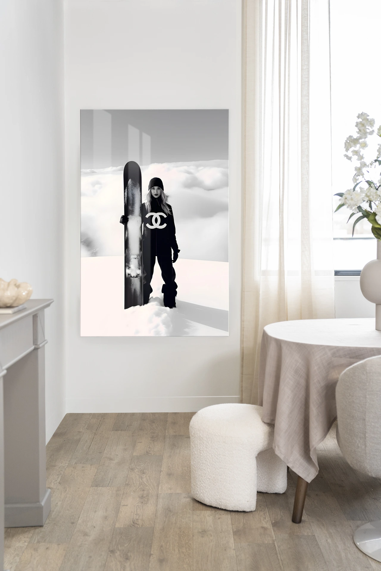Wandteppich Snow Girl - Urban Cotton in einem hellen Esszimmer mit einer weißen Wand und Holzboden