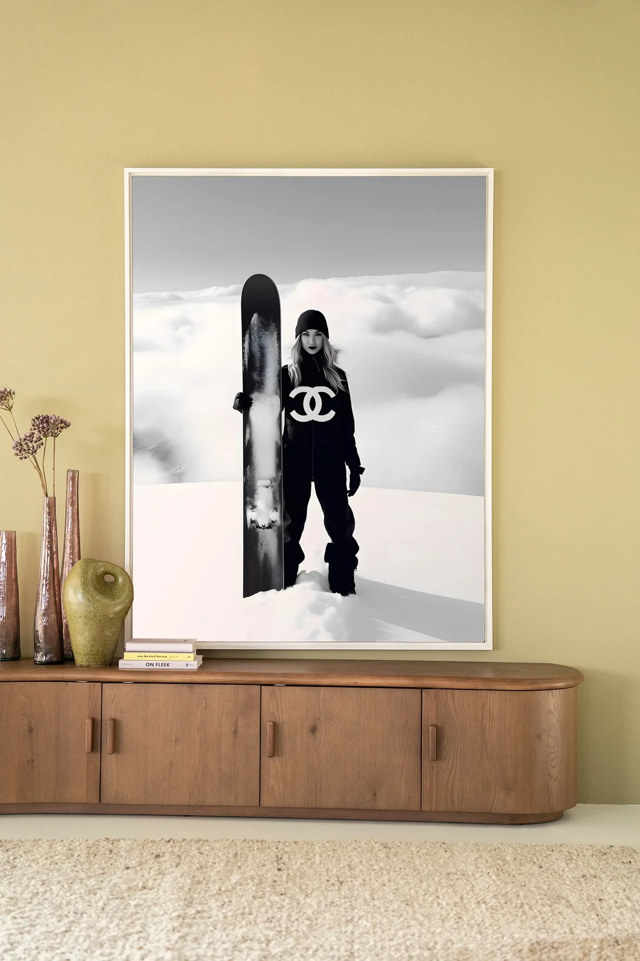Wandteppich Snow Girl - Urban Cotton über einem Sideboard aus Holz mit Vasen und Büchern
