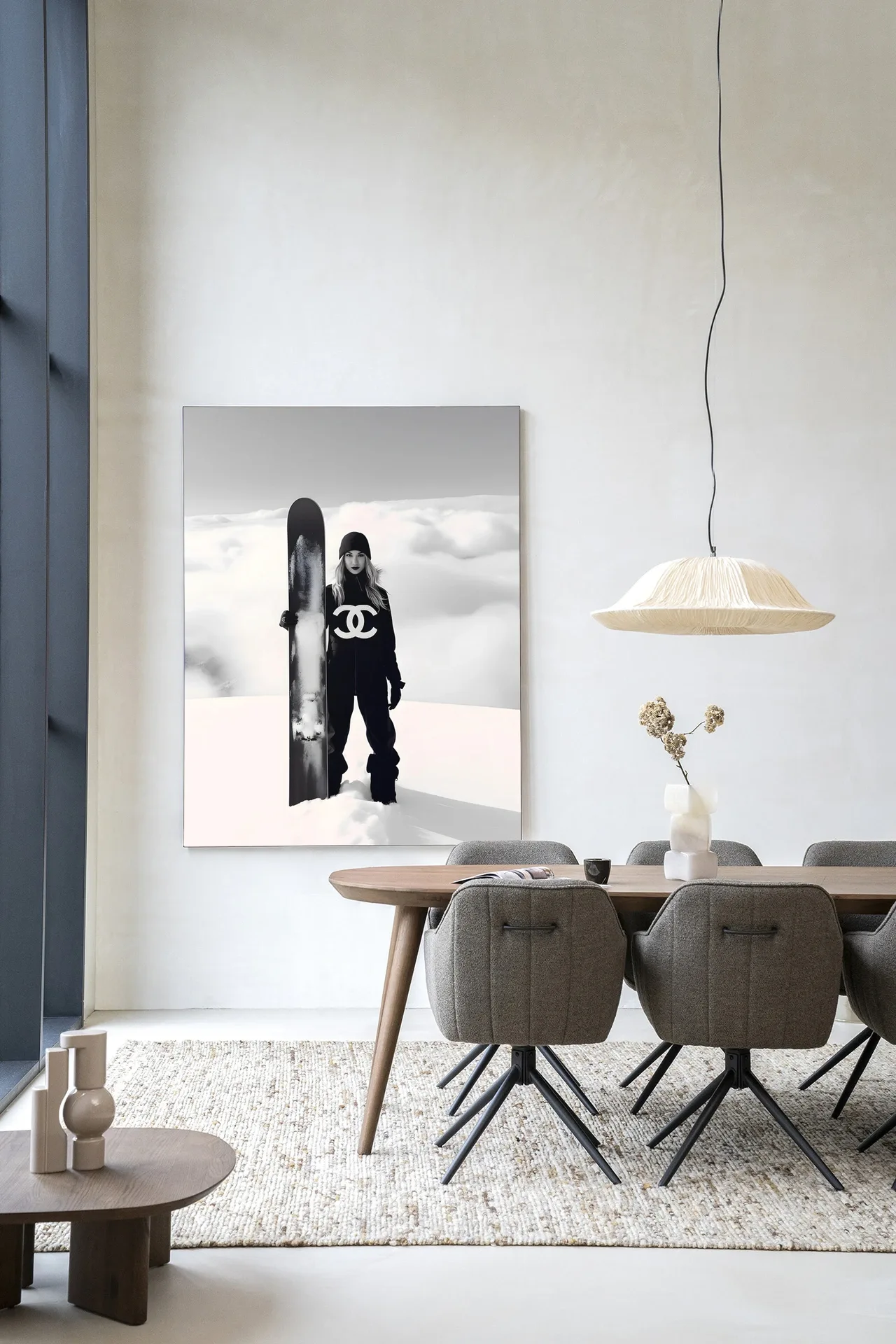 Wandteppich Snow Girl - Urban Cotton in einem modernen Esszimmer mit Holztisch und Stühlen