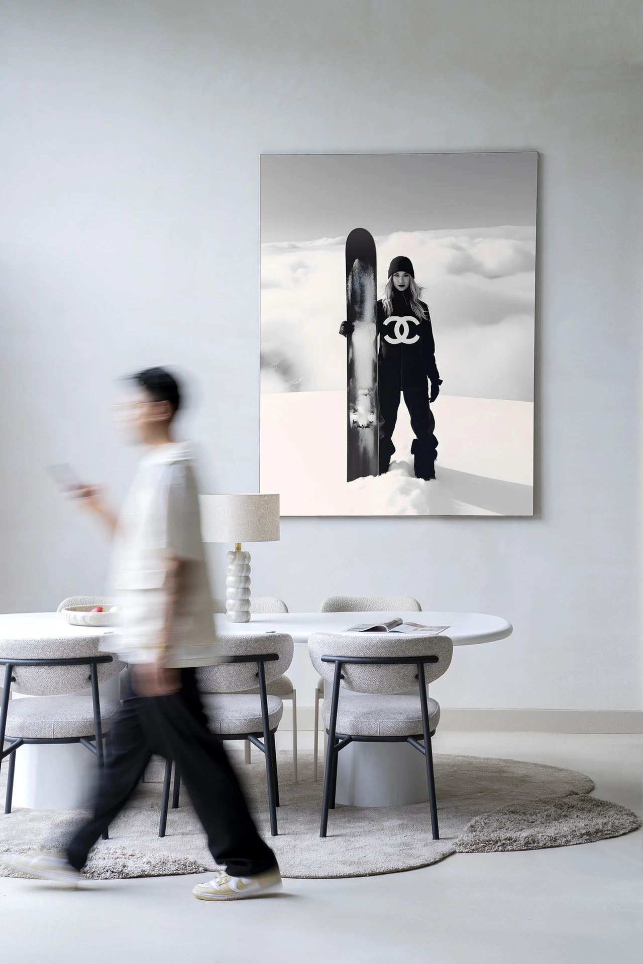 Wandteppich Snow Girl - Urban Cotton in einem modernen Interieur mit einer vorbeigehenden Person