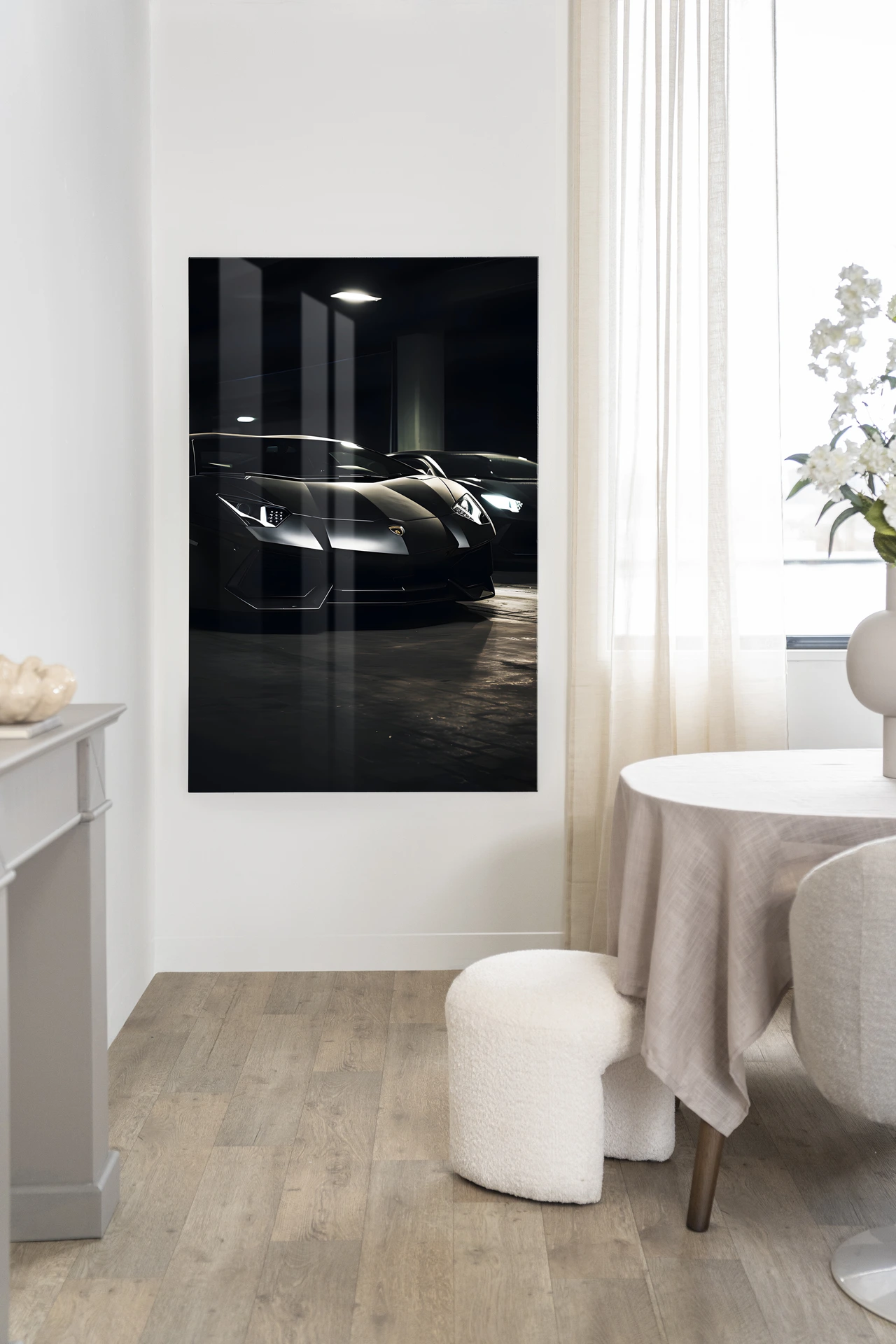 Wandteppich Luxury Garage - Urban Cotton hängt an einer weißen Wand in einem modernen Interieur