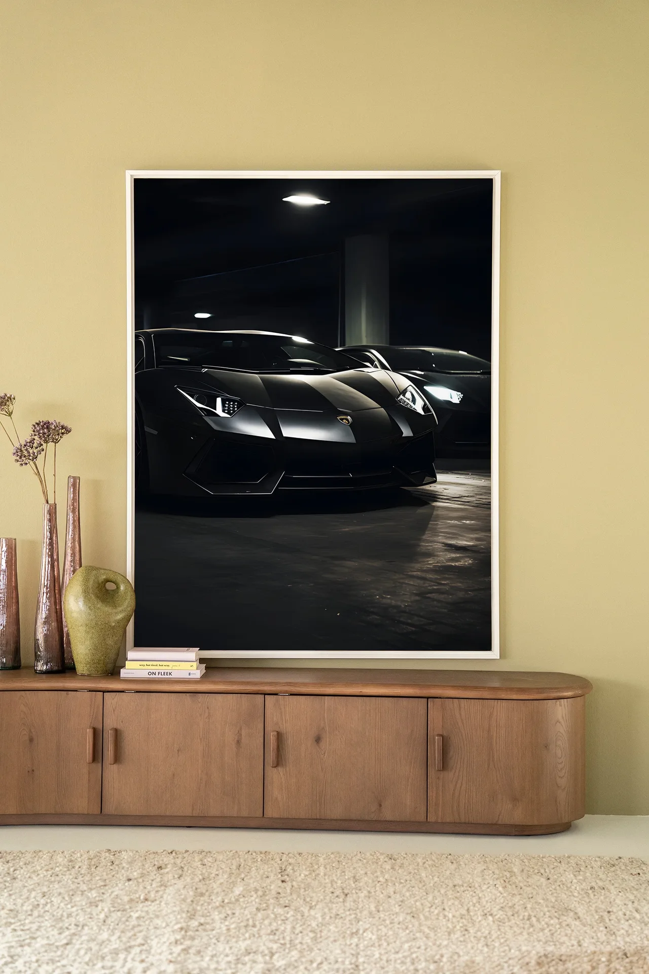 Wandteppich Luxury Garage - Urban Cotton hängt über einem Holz Sideboard in einem modernen Interieur