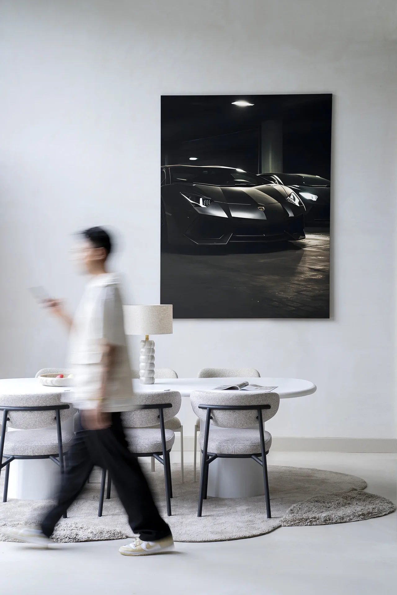 Wandteppich Luxury Garage - Urban Cotton hängt an einer weißen Wand über einem Esstisch mit Stühlen