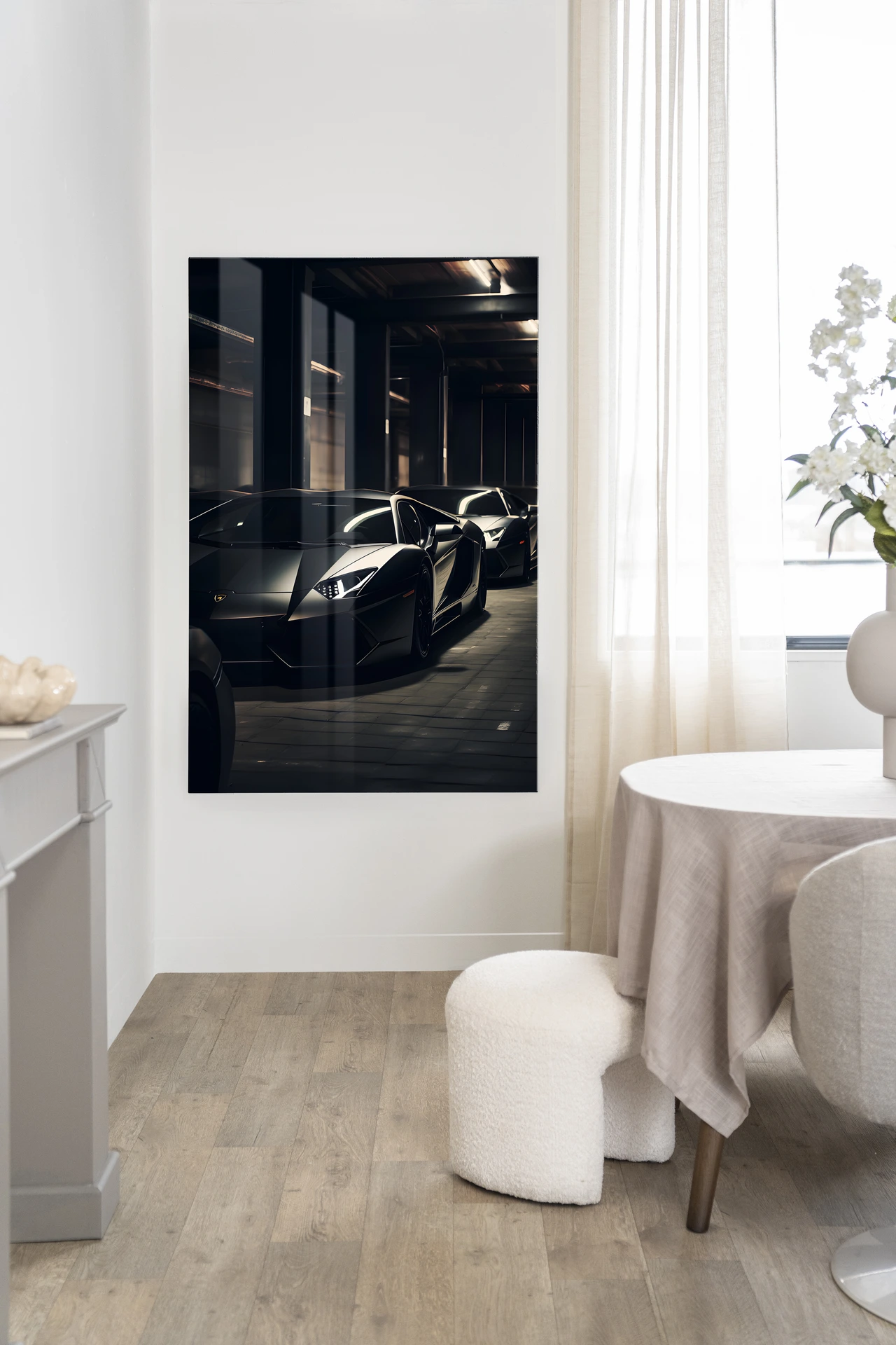 Ein Wandteppich Luxury Drive - Urban Cotton hängt an einer weißen Wand in einem modernen Interieur