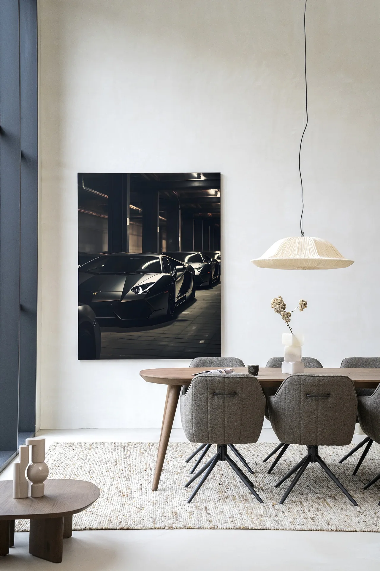 Wandteppich Luxury Drive - Urban Cotton hängt an einer weißen Wand über einem Esstisch mit Stühlen