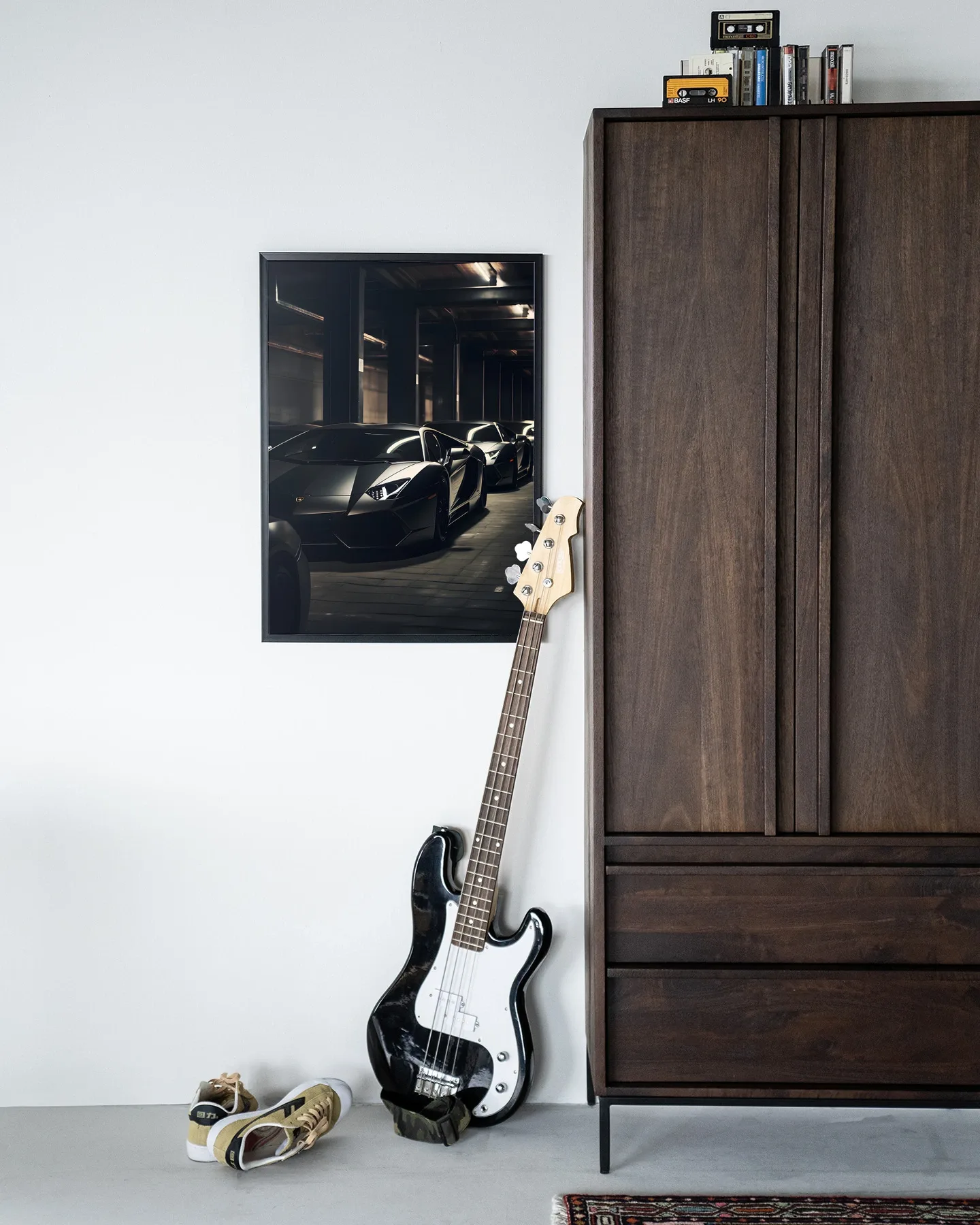 Wandteppich Luxury Drive - Urban Cotton hängt an einer weißen Wand in einem modernen Interieur