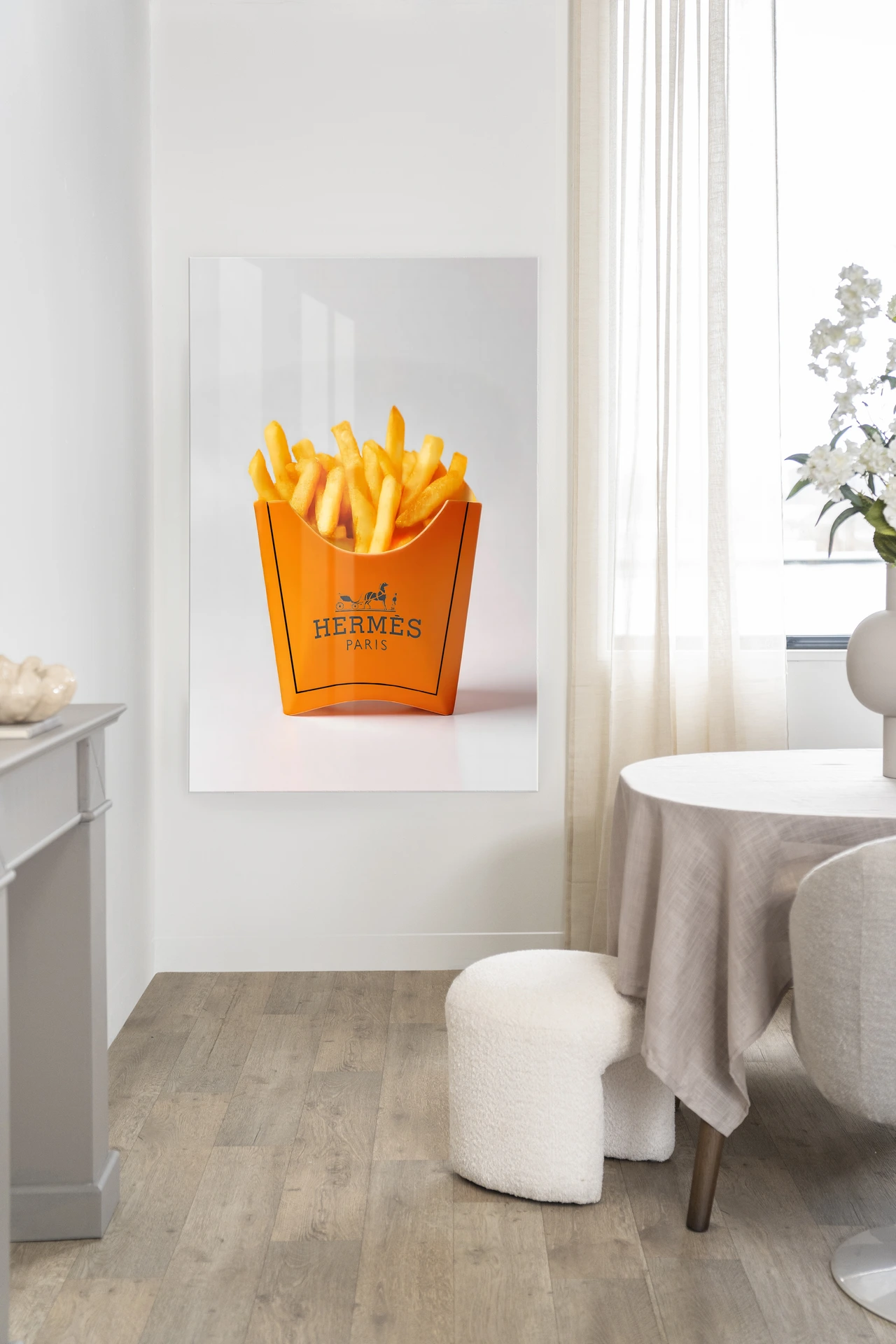 Wandteppich Hermes Fries - Urban Cotton hängt an einer weißen Wand neben einem Esstisch