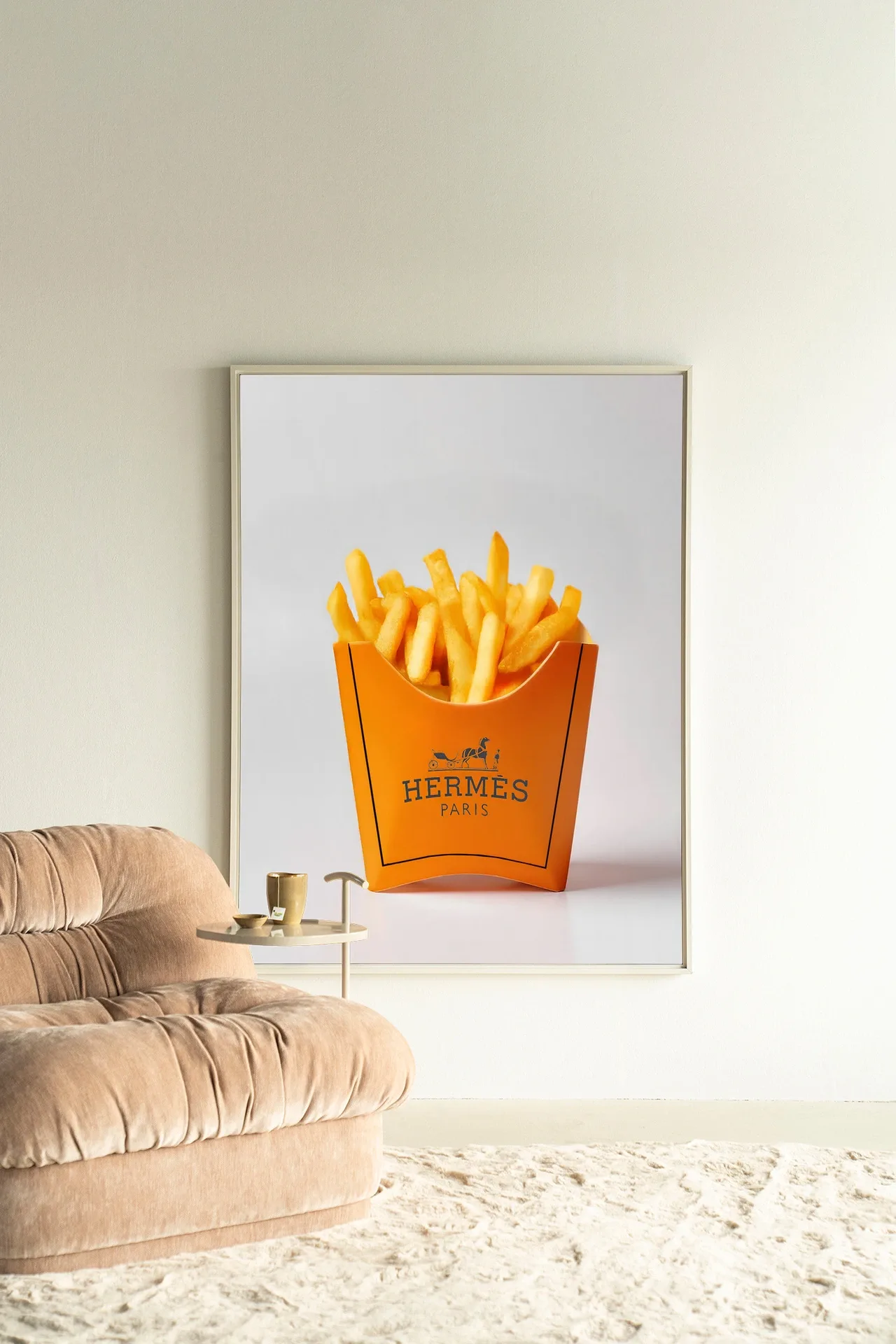 Wandteppich Hermes Fries - Urban Cotton in einem minimalistischen Wohnzimmer mit einem zartrosa Sessel
