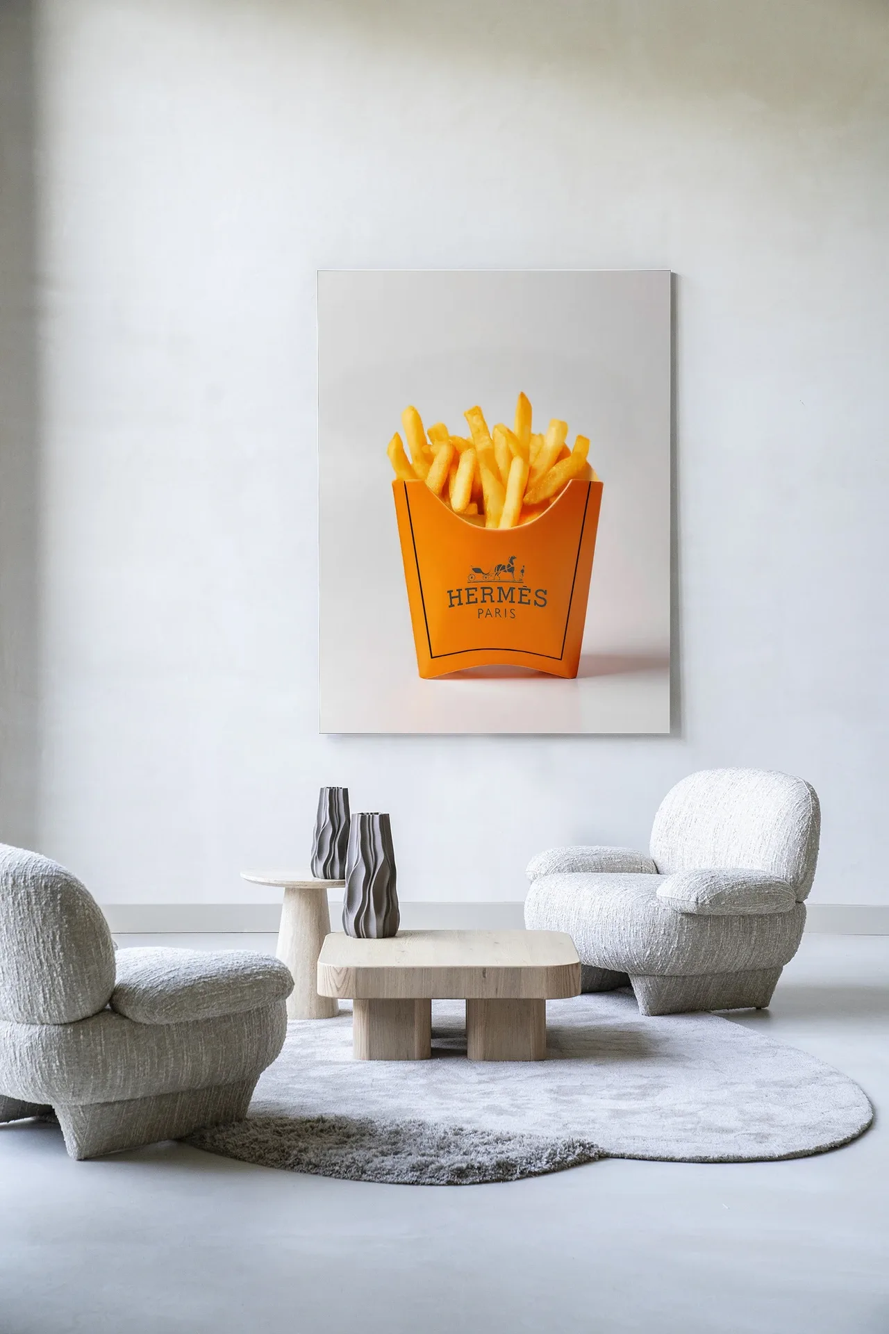 Wandteppich Hermes Fries - Urban Cotton in einem modernen Wohnzimmer mit zwei Sesseln und Couchtischen