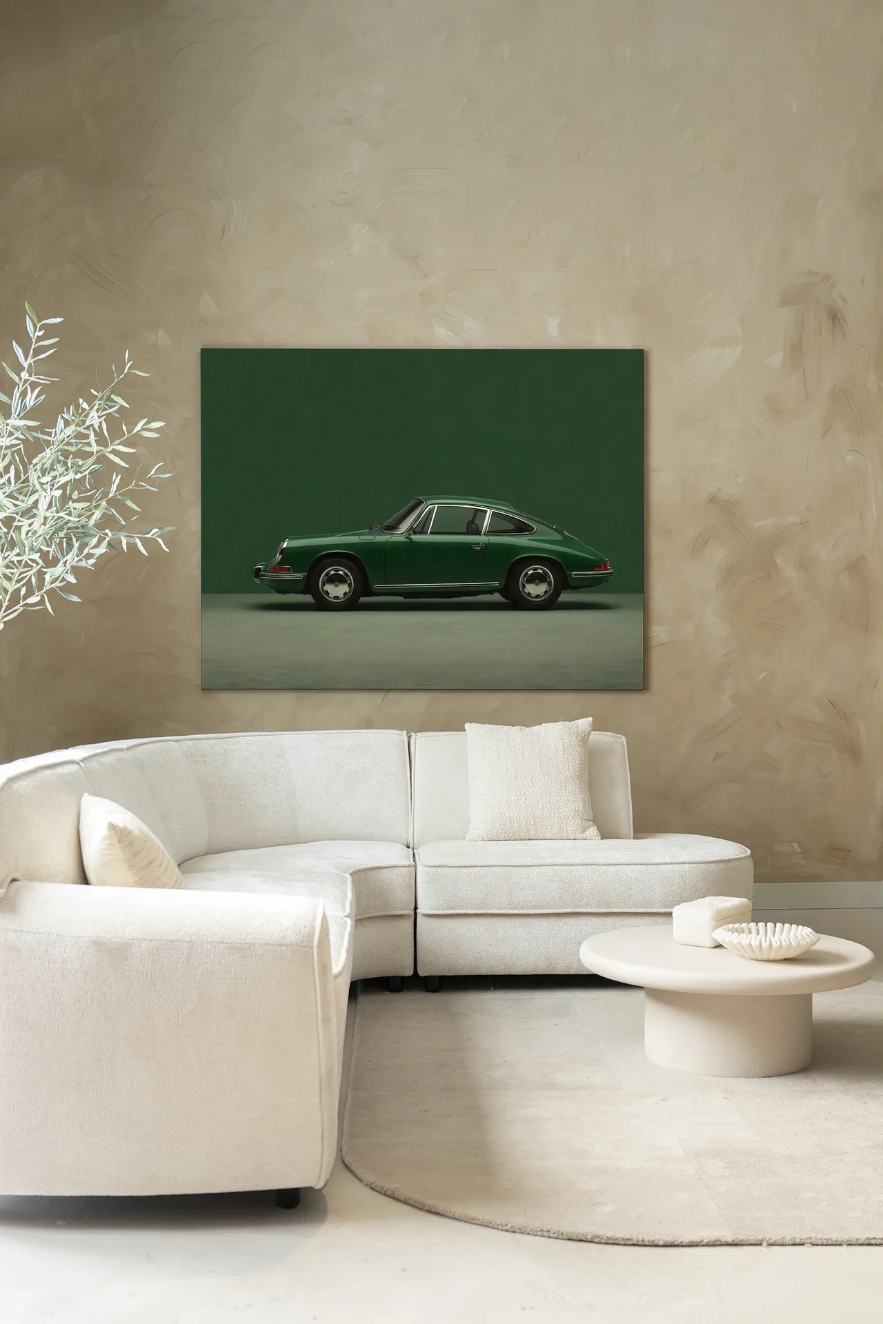 Wandteppich Green Porsche in einem modernen Wohnzimmer mit weißem Sofa und rundem Couchtisch - Urban Cotton