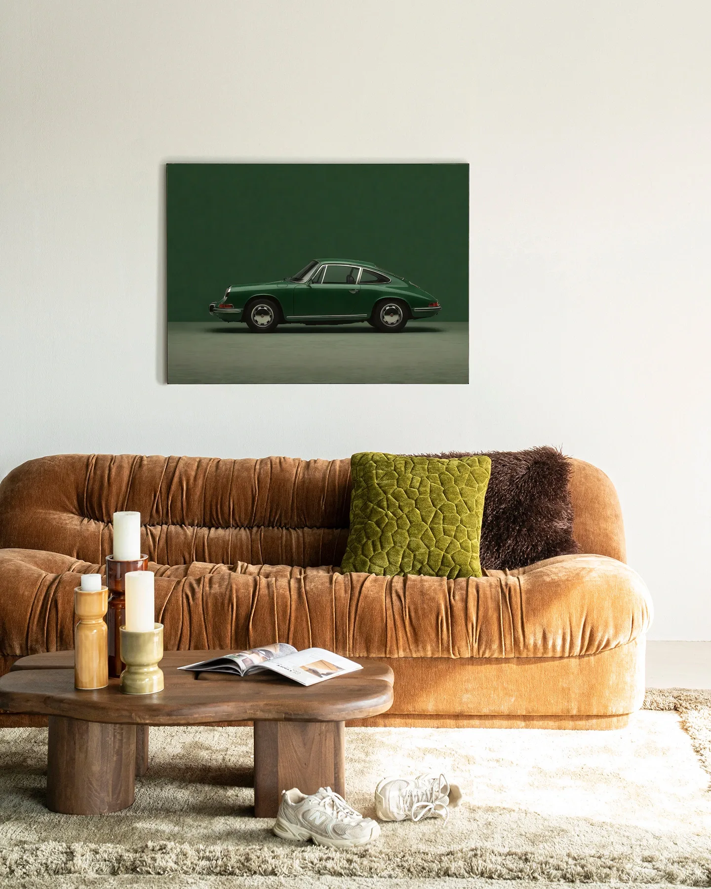 Wandteppich Green Porsche hängt über einem braunen Sofa mit grünen und braunen Kissen in einem Wohnzimmer - Urban Cotton
