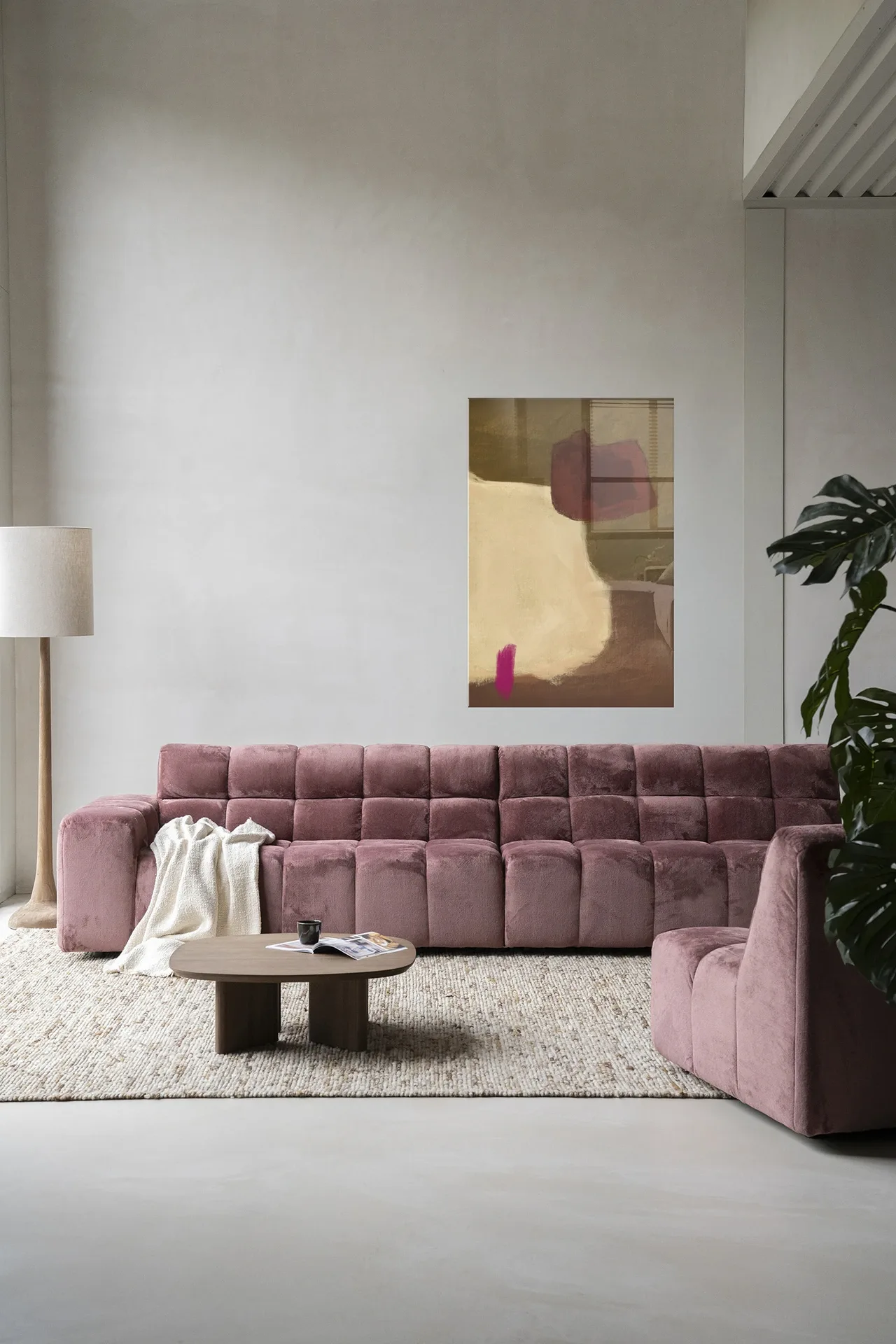 Wandteppich Navia von Urban Cotton hängt über einem rosa Sofa in einem modernen Wohnzimmer