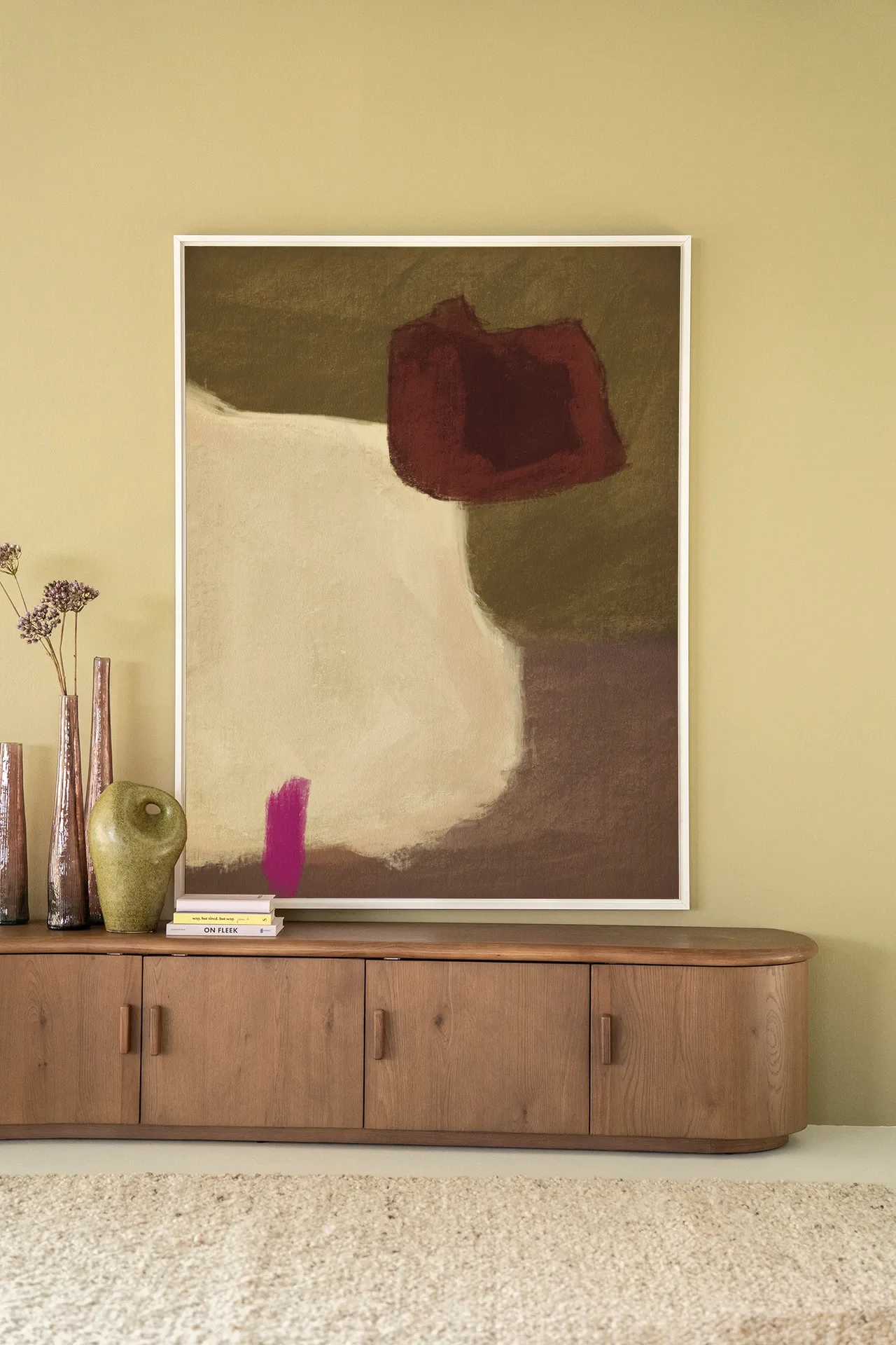 Wandteppich Navia - Urban Cotton hängt über einem Holzbuffet mit Vasen und Büchern