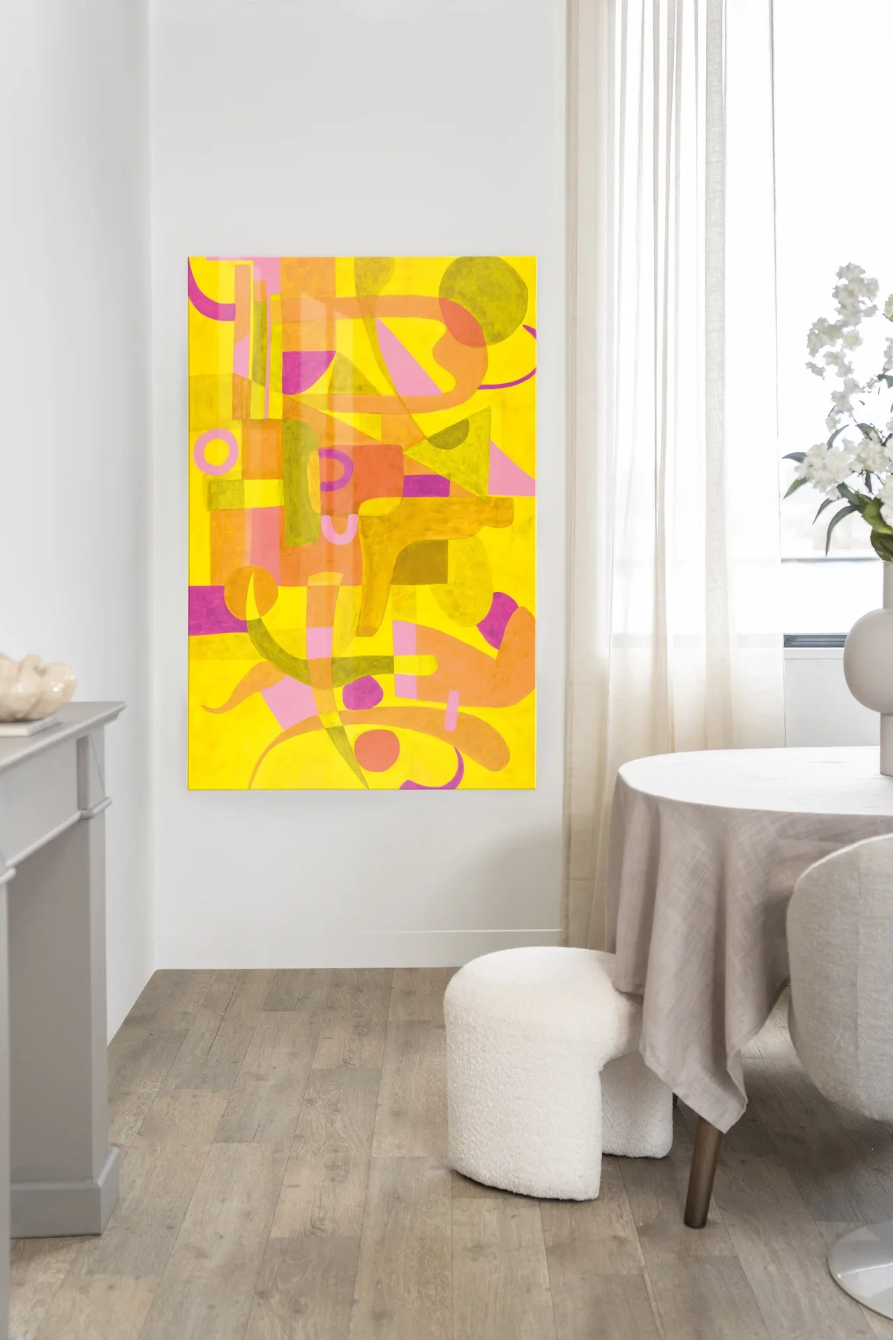 Wandteppich Otono Dorado - Urban Cotton in einem modernen Wohnzimmer, an einer weißen Wand hängend
