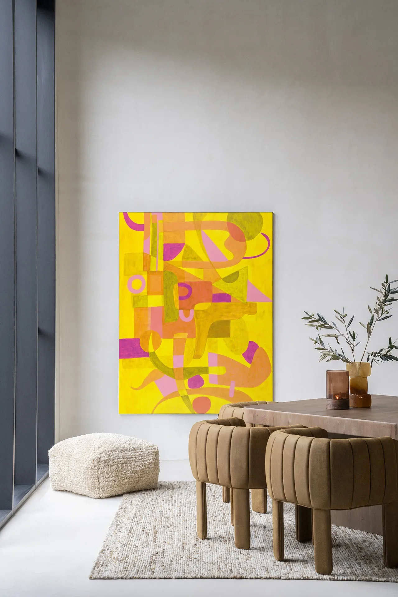 Wandteppich Otono Dorado von Urban Cotton hängt an einer hellen Wand in einem modernen Interieur