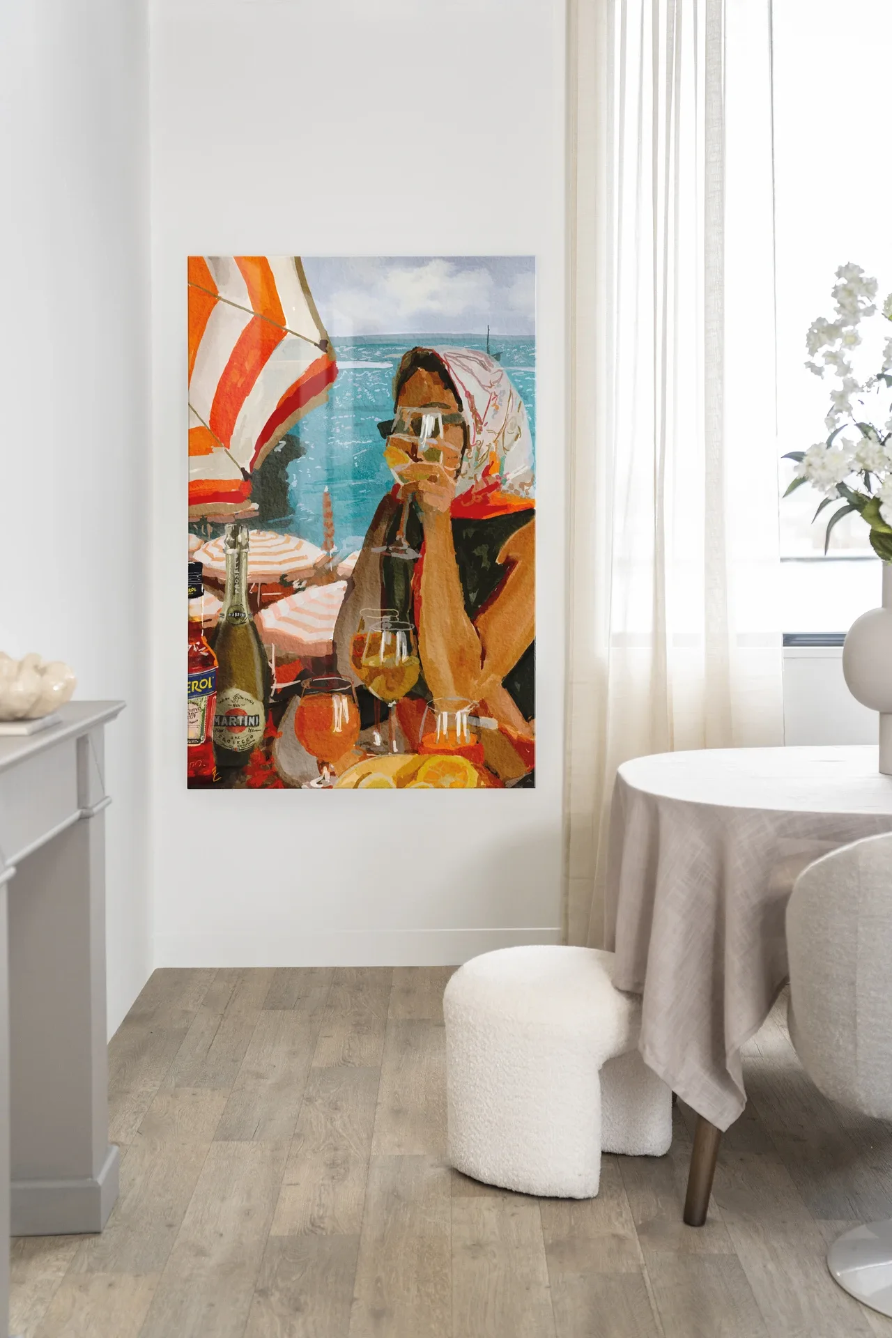 Wandteppich Aperol o'clock von Urban Cotton hängt in einem hellen Wohnzimmer mit Esstisch und Hocker
