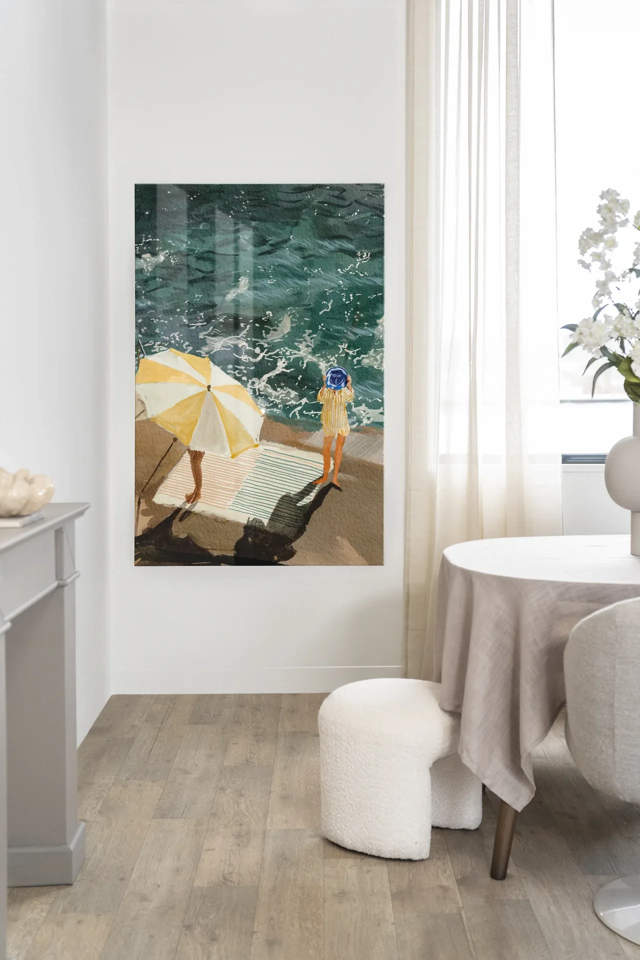 Der Wandteppich Between The Sun And Storm - Urban Cotton hängt an einer weißen Wand in einem modernen Interieur