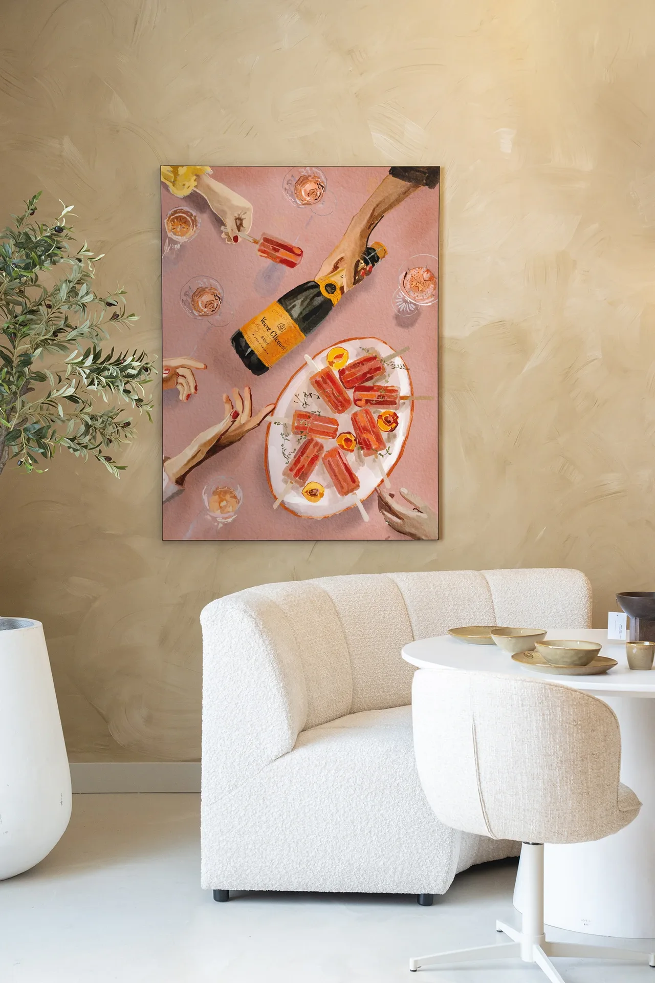 Wandteppich Champagne And Icecreams - Urban Cotton an einer beigefarbenen Wand über einem weißen Sofa und Tisch