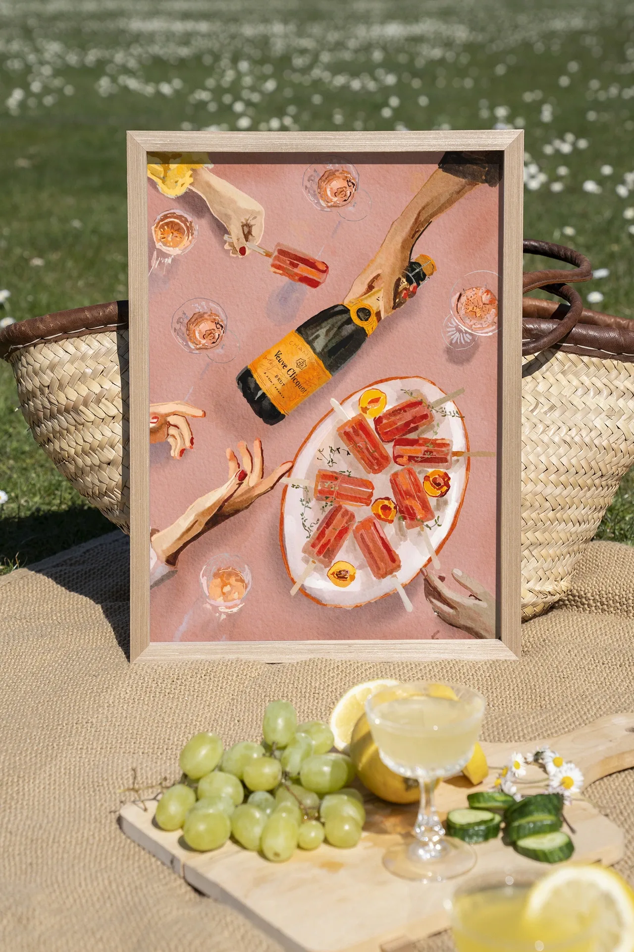 Wandteppich Champagne And Icecreams - Urban Cotton in einem Holzrahmen, stehend auf einer Picknickdecke in der Natur