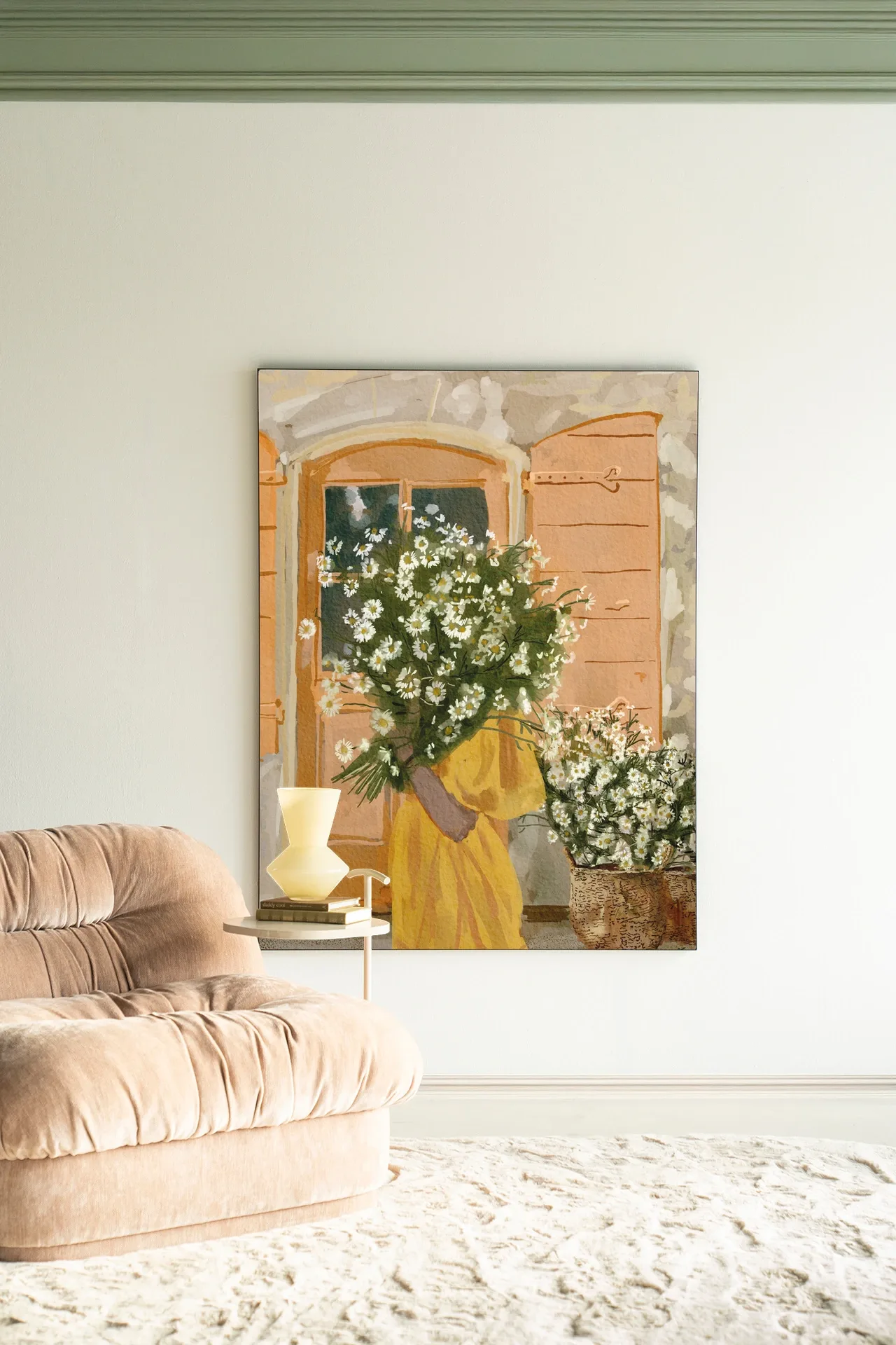 Wandteppich Daisy Lady - Urban Cotton hängt an einer hellen Wand über einem beigefarbenen Sofa