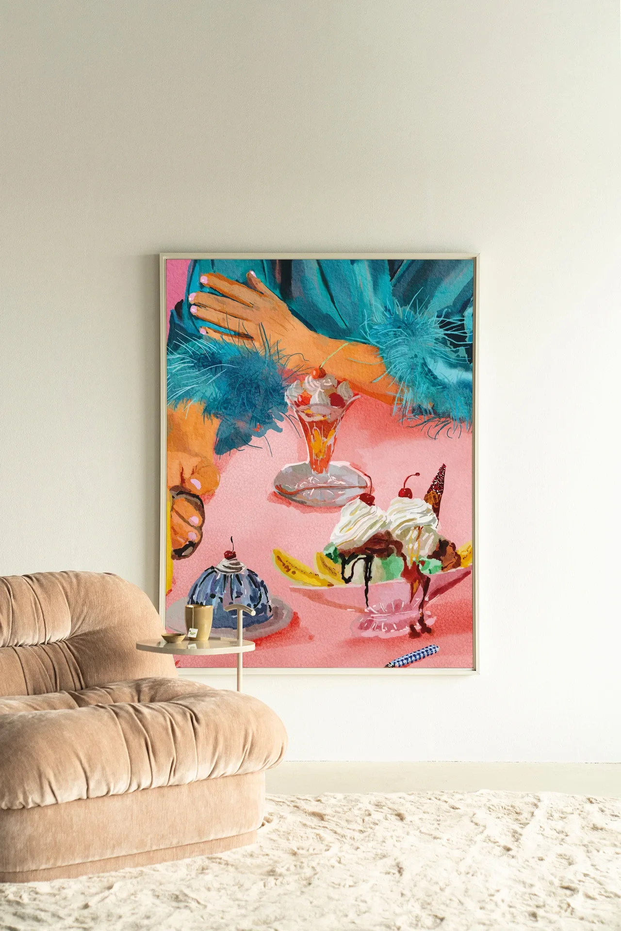Wandteppich Ice Creams - Urban Cotton hängt an einer weißen Wand neben einem beigen Sessel