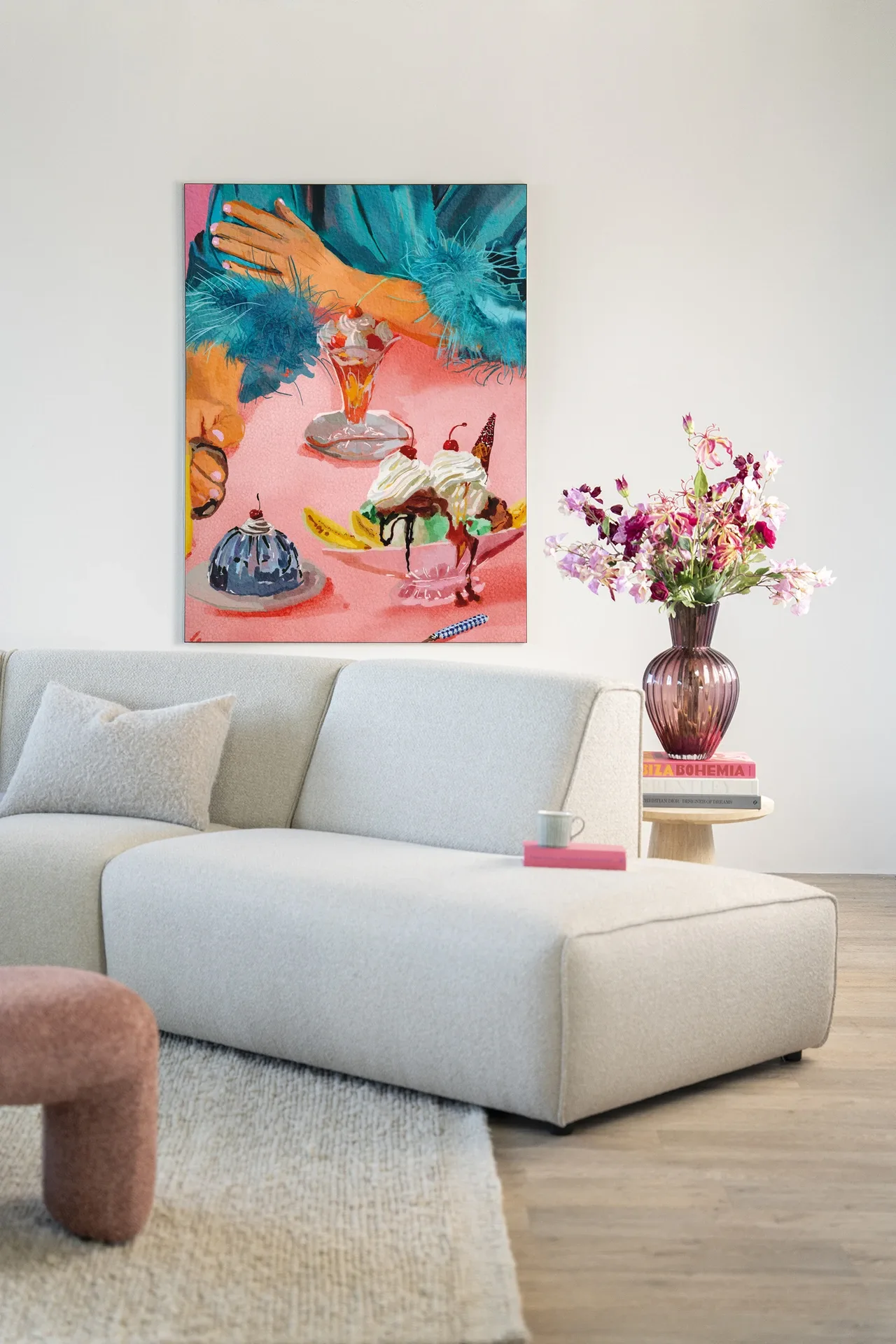 Wandteppich Ice Creams von Urban Cotton hängt über einem hellen Sofa in einem modernen Wohnzimmer