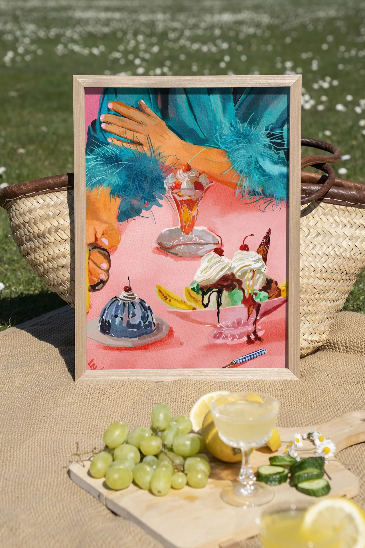 Wandteppich Ice Creams in hellem Holzrahmen, stehend auf einer Picknickdecke im Gras mit Obst und Getränken - Urban Cotton